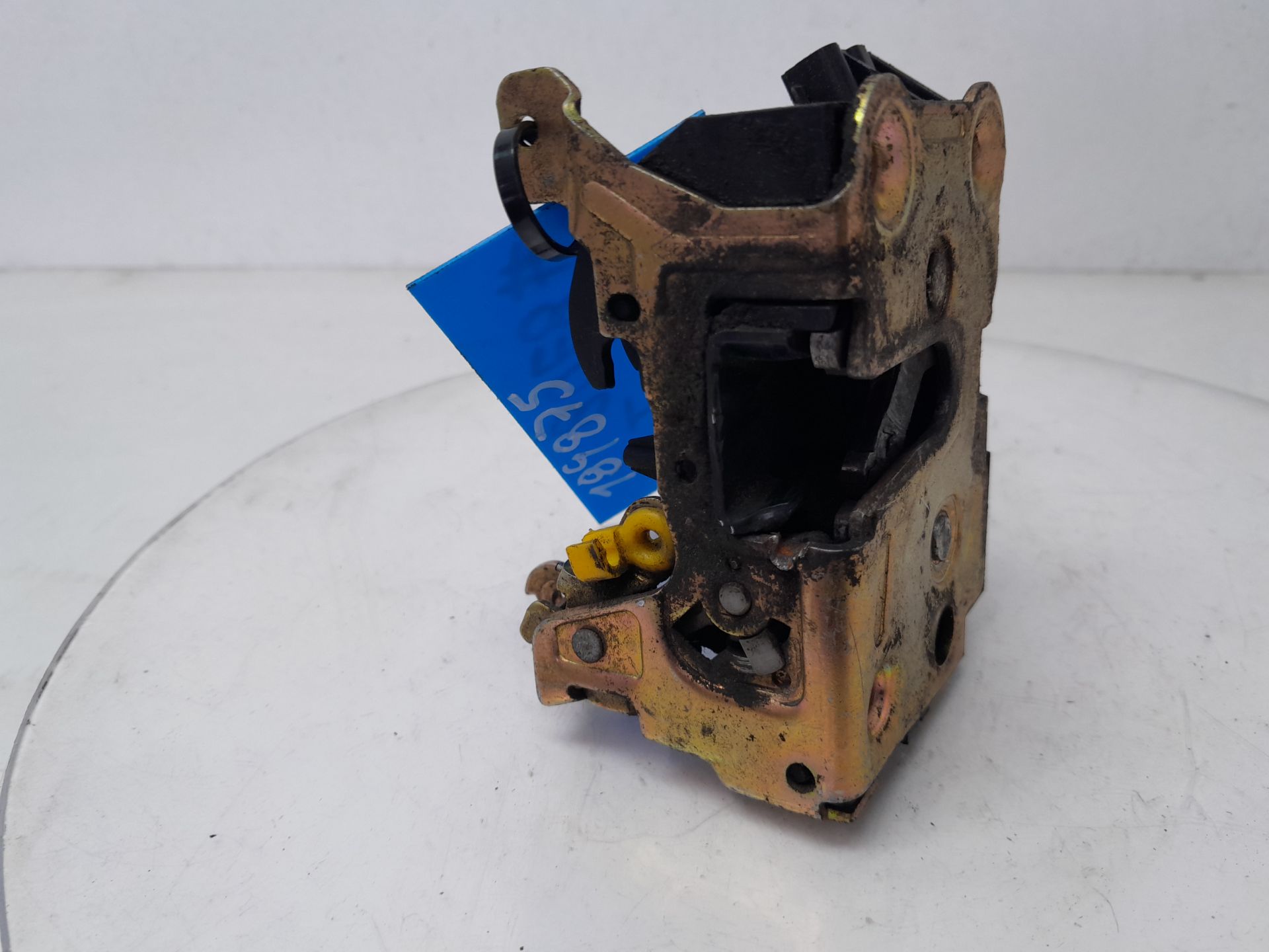 Cerradura puerta delantera izquierda F8QP6 de Renault Kangoo 2001-2003 - pieza usada