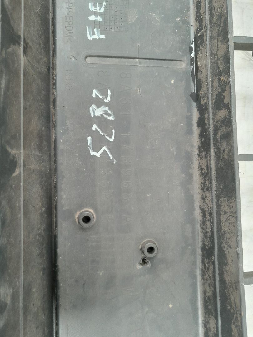 Rejilla paragolpes central WJZ 8A6117B968A de Ford Fiesta vi (cb1, ccn) 2008-2012 con 222921 km - pieza usada