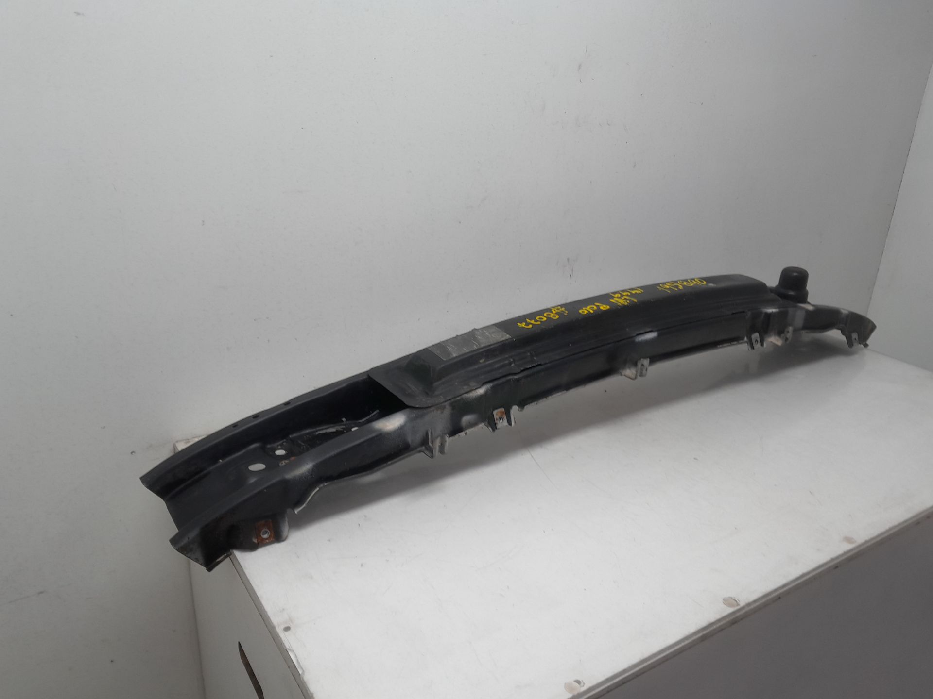 Refuerzo paragolpes delantero APQ 6N0805551 de Volkswagen Polo 1994-1998 - pieza usada