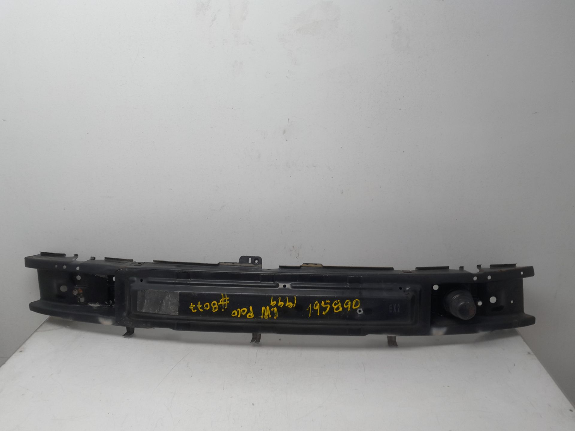 Refuerzo paragolpes delantero APQ 6N0805551 de Volkswagen Polo 1994-1998 - pieza usada