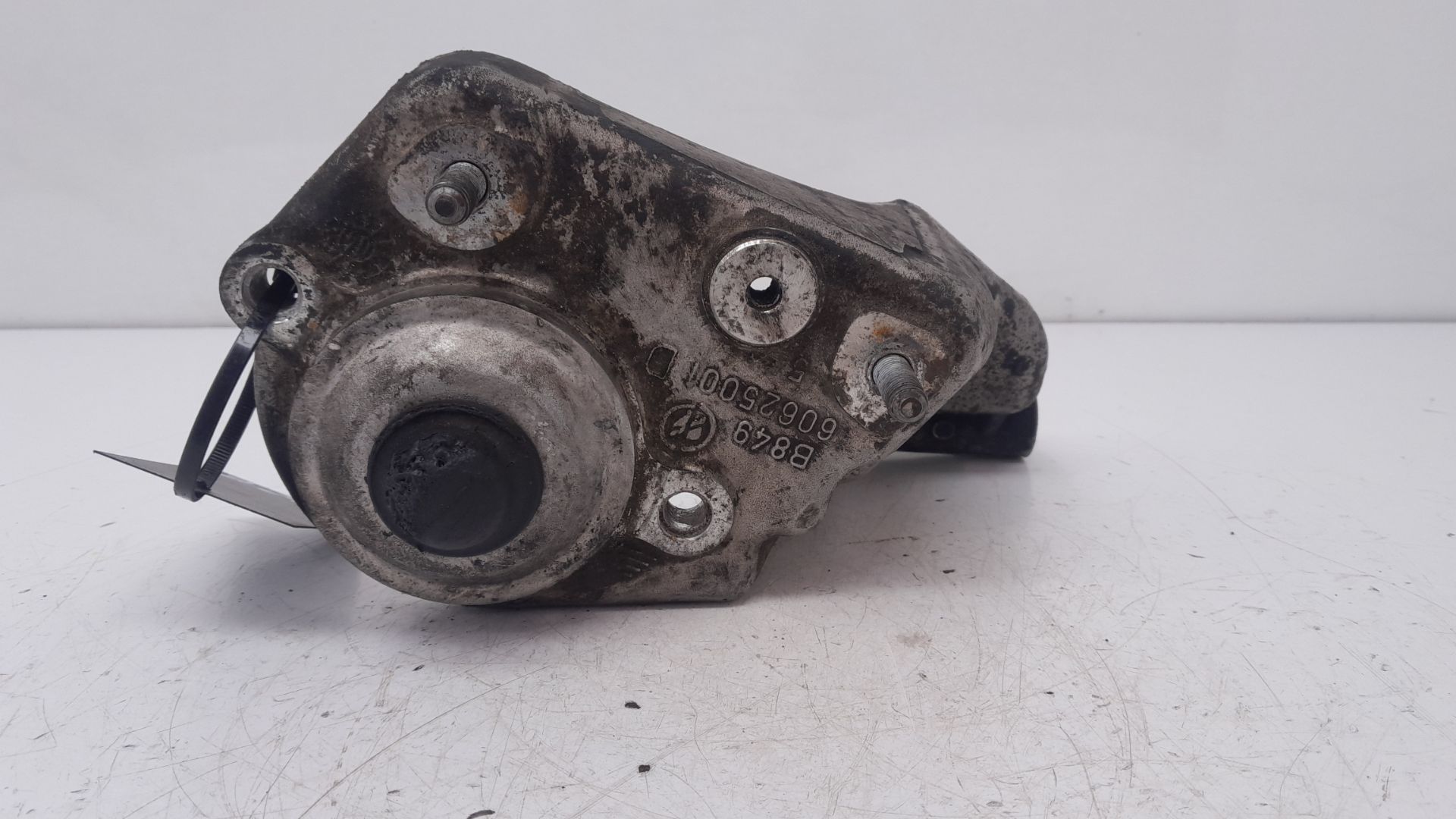 Soporte brazo suspensión delantero derecho 937A5000 60625001 de Alfa romeo Gt 2004-2006 - pieza usada