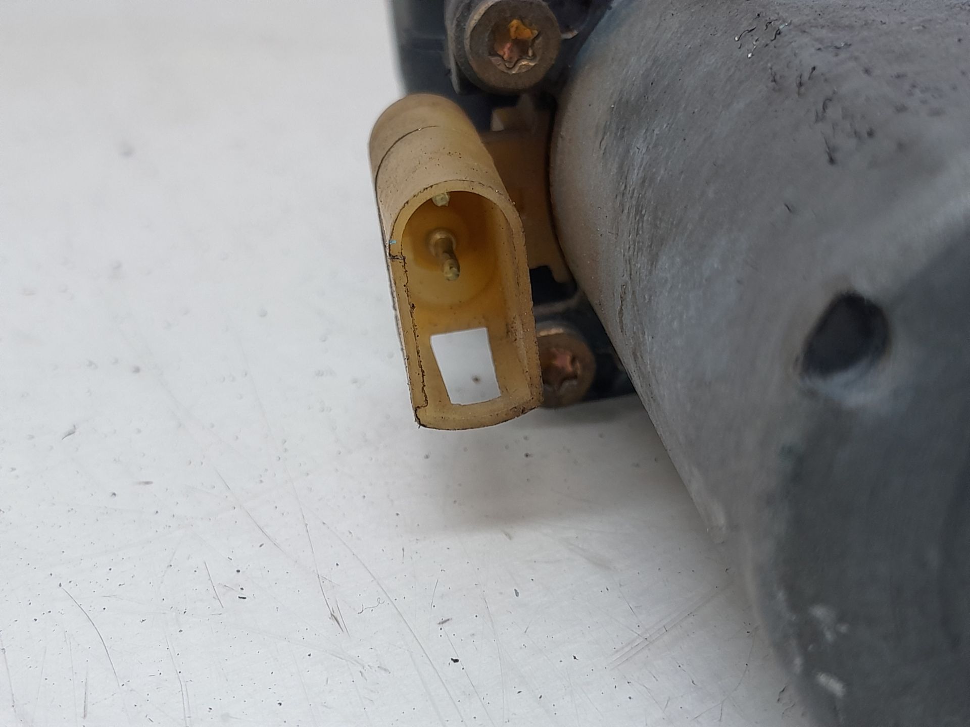 Elevalunas delantero derecho 0130821683 de Ford Fiesta 1995-1997 - pieza usada