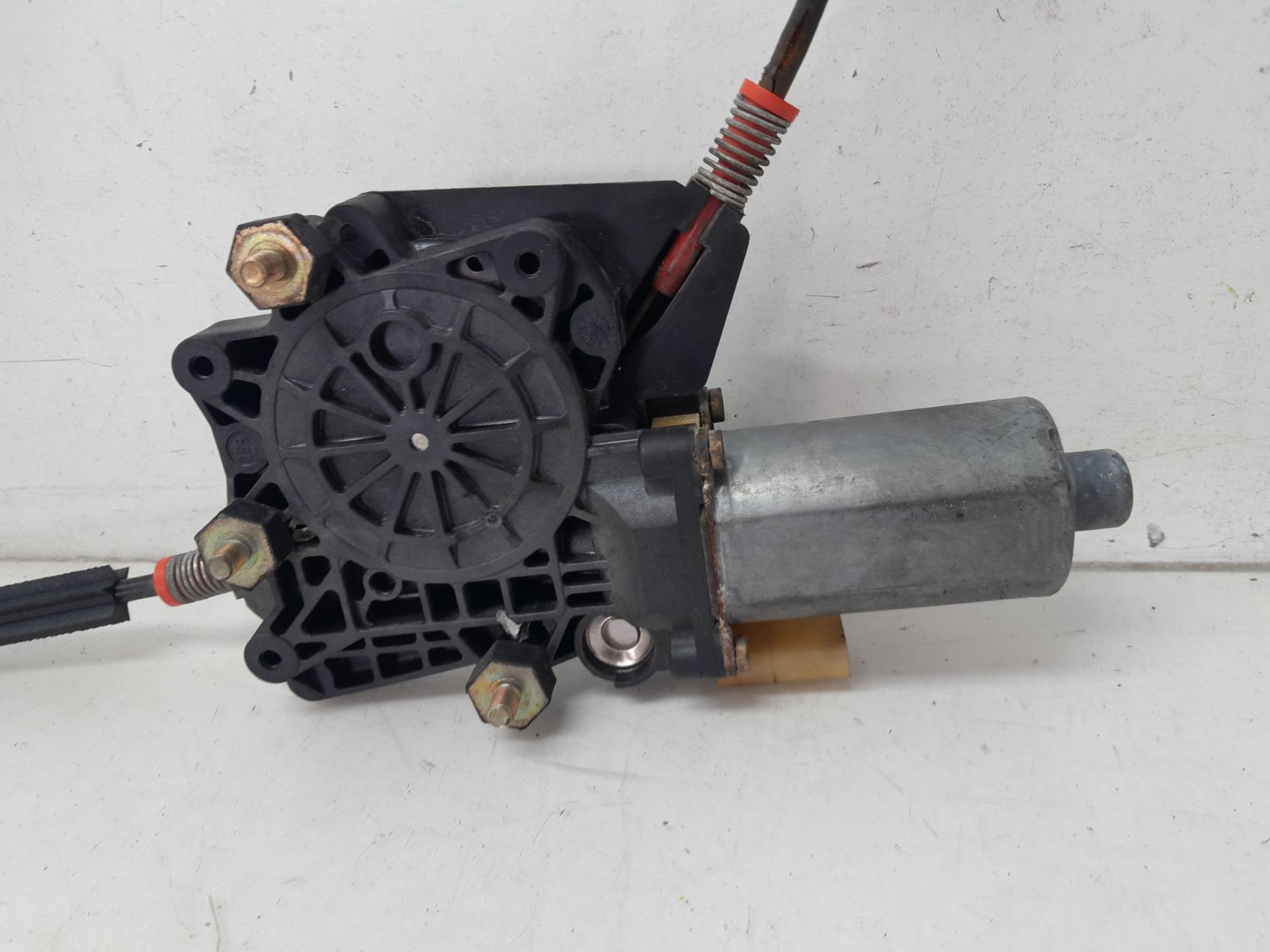 Elevalunas delantero derecho 0130821683 de Ford Fiesta 1995-1997 - pieza usada