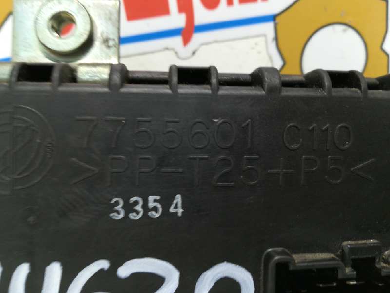 Caja de relés / fusibles SIN MOTOR 7755601 de Fiat Punto (176_) 1994-1999 - pieza usada