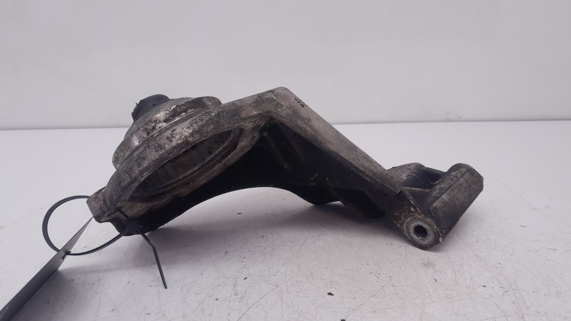 Soporte brazo suspensión delantero derecho 937A5000 60625001 de Alfa romeo Gt 2004-2006 - pieza usada