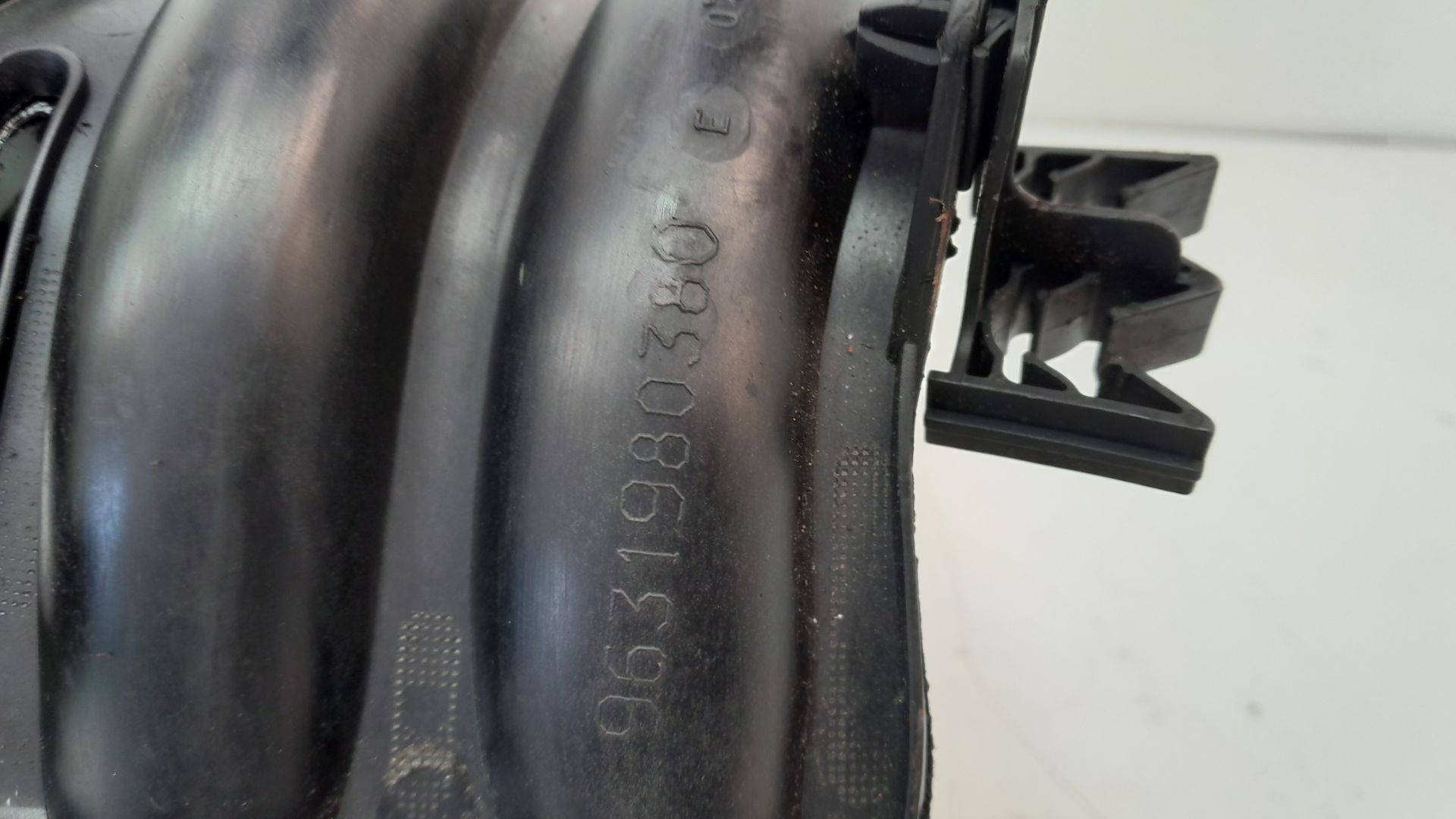 Colector admisión KFW 9631980380 de Peugeot 206 hatchback (2a/c) 1998-2004 - pieza usada