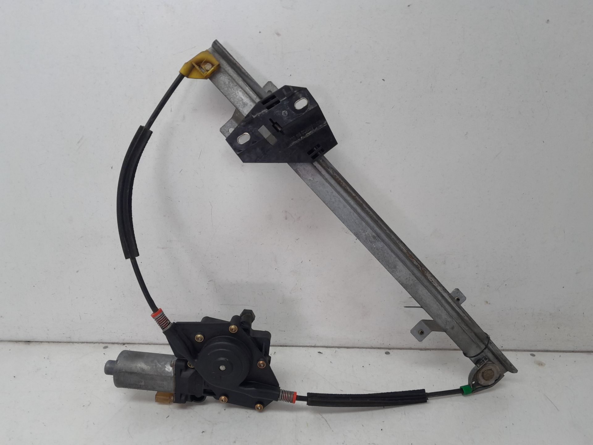 Elevalunas delantero derecho 0130821683 de Ford Fiesta 1995-1997 - pieza usada
