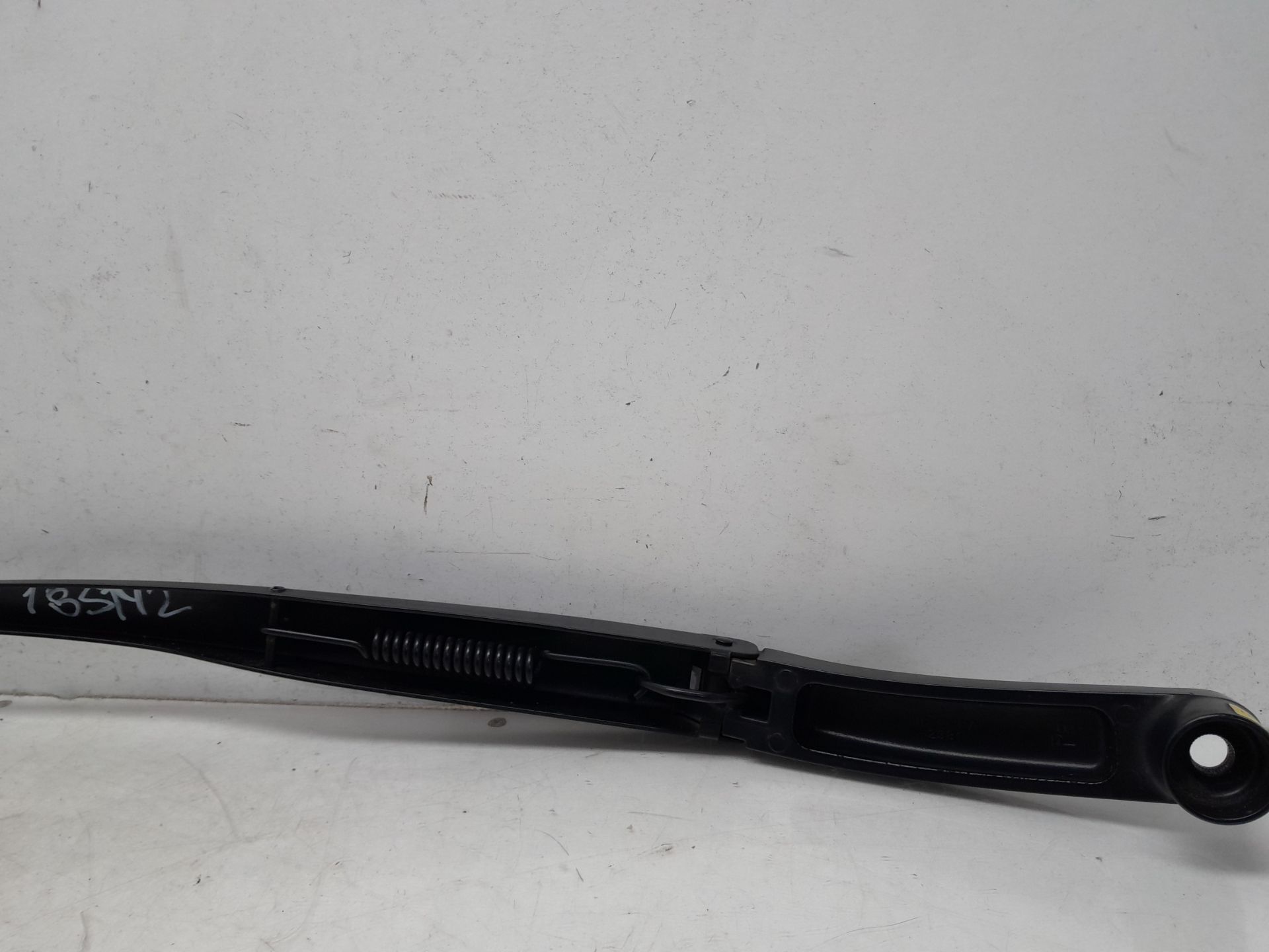 Brazo del limpia delantero derecho D4FD de Kia Optima 2016-2018 - pieza usada