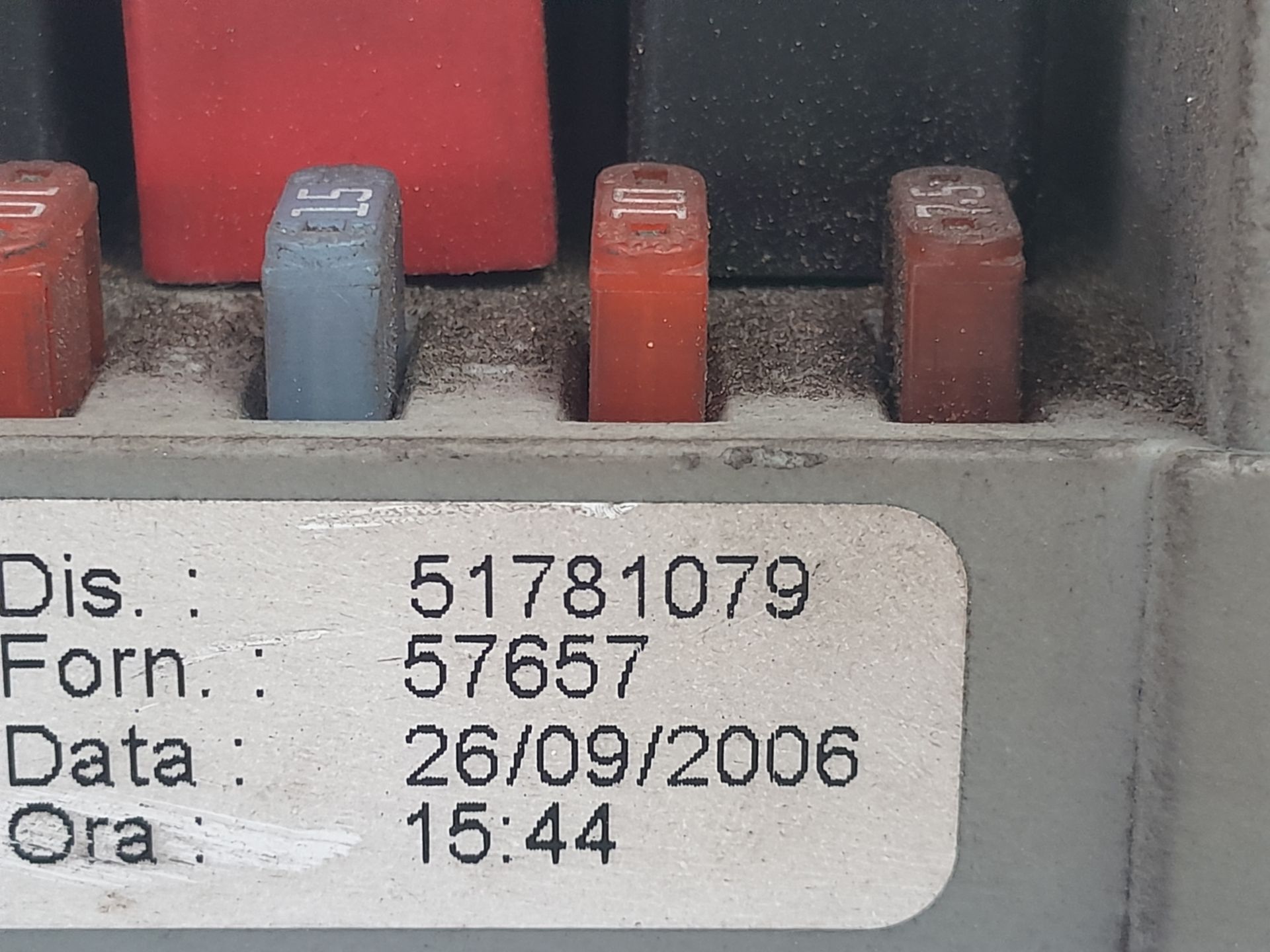Scatola relè / fusibili 843A1000 51781079 de Fiat Stilo (192_) 2002-2006 - pieza usada
