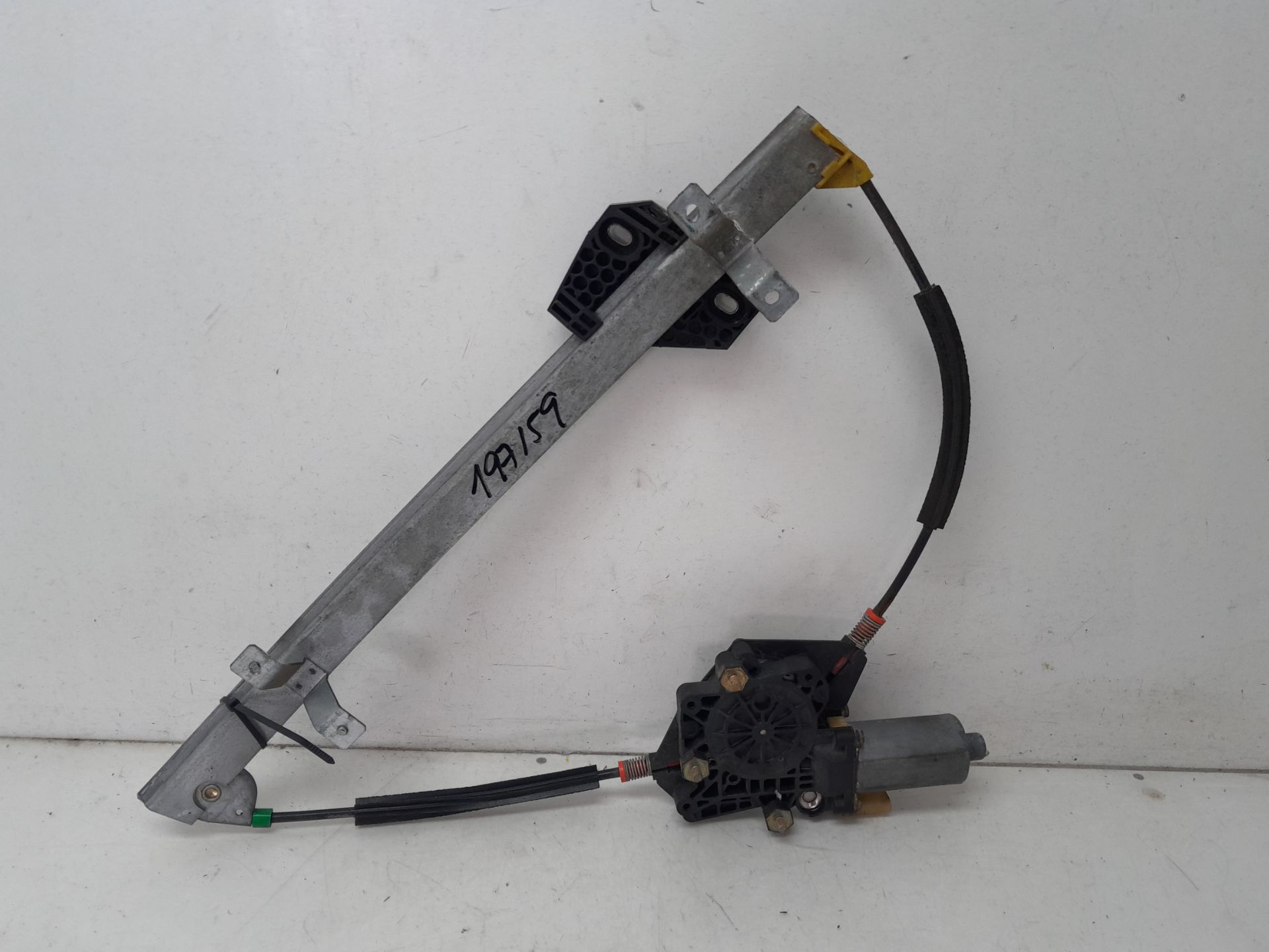 Elevalunas delantero derecho 0130821683 de Ford Fiesta 1995-1997