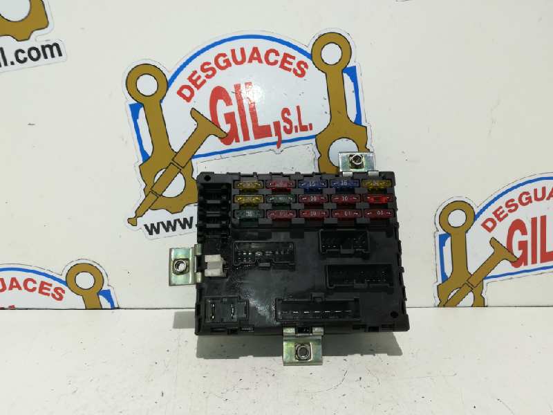 Caja de relés / fusibles SIN MOTOR 7755601 de Fiat Punto (176_) 1994-1999 - pieza usada