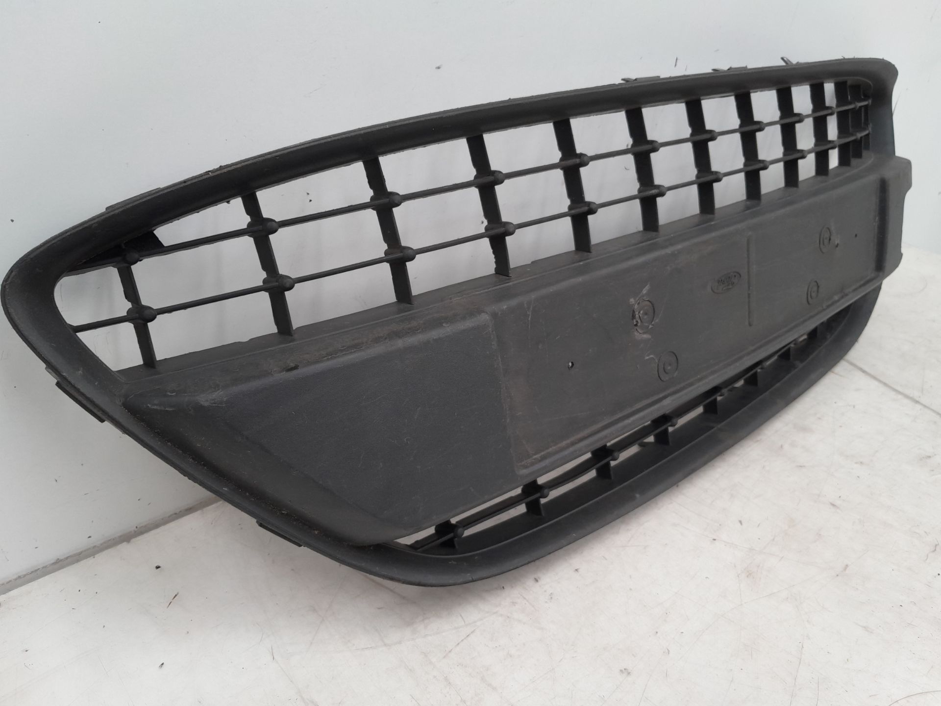 Rejilla paragolpes central WJZ 8A6117B968A de Ford Fiesta vi (cb1, ccn) 2008-2012 con 222921 km - pieza usada