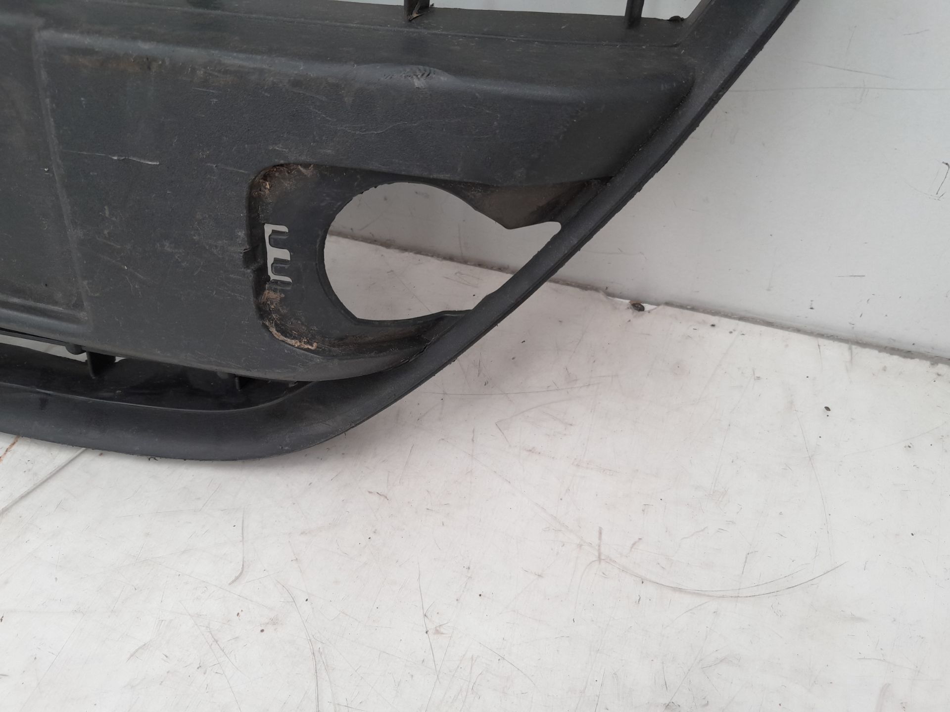 Rejilla paragolpes central WJZ 8A6117B968A de Ford Fiesta vi (cb1, ccn) 2008-2012 con 222921 km - pieza usada