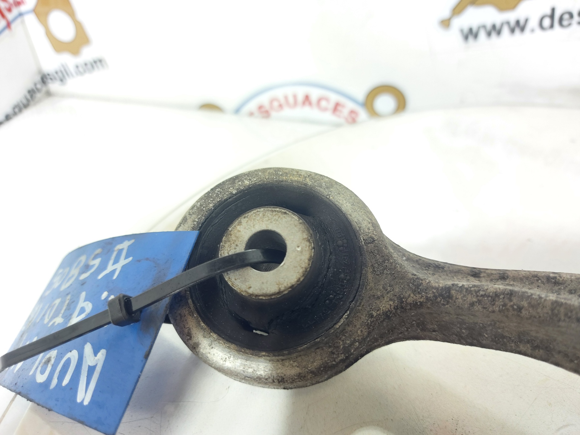 Brazo de la suspensión inferior trasero derecho AVF de Audi A4 b6 (8e2) 2000-2004 con 189052 km - pieza usada