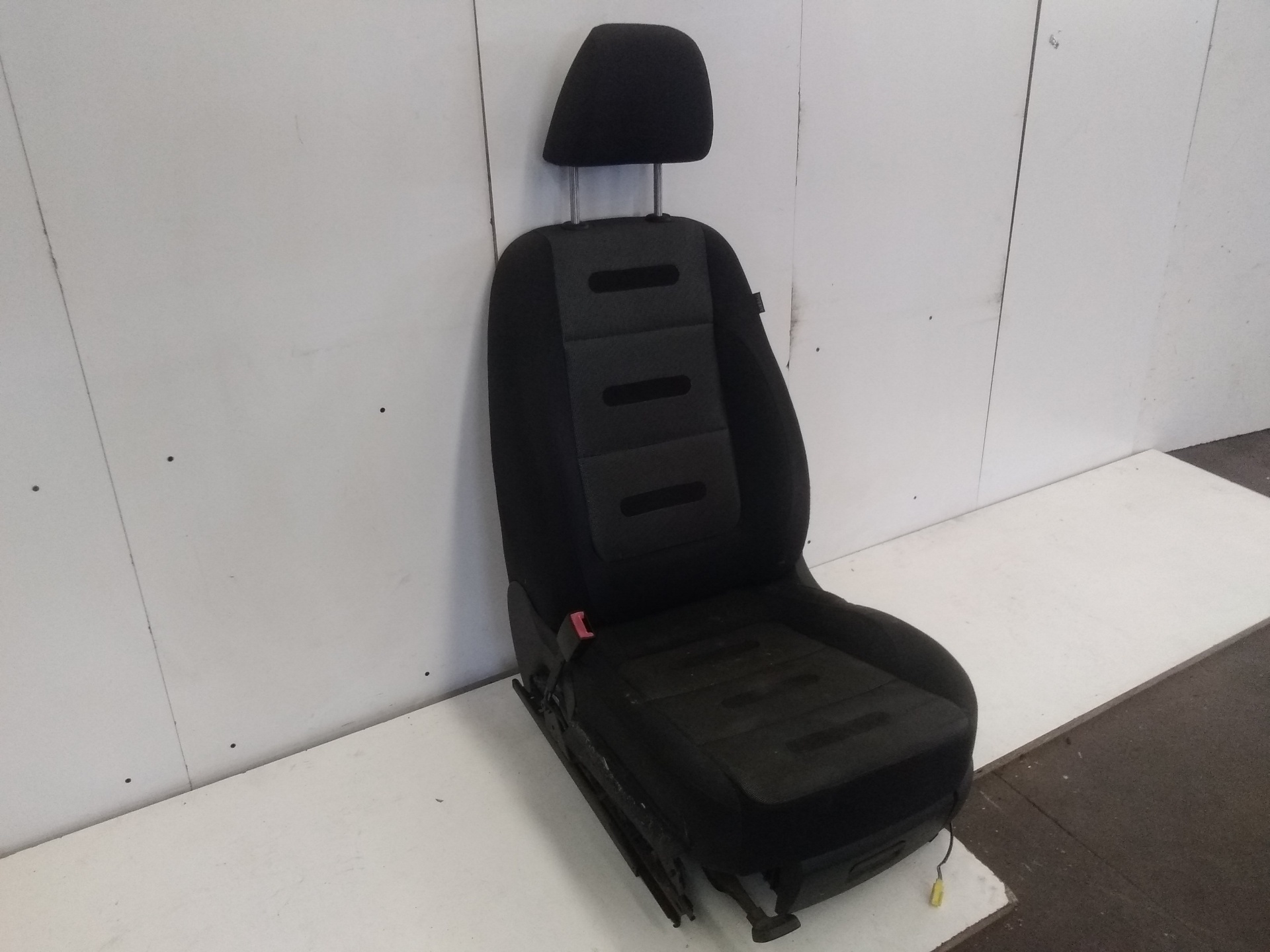 VOLKSWAGEN Tiguan 1 generation (2007-2017) Front Left Seat TIGUAN 22801308