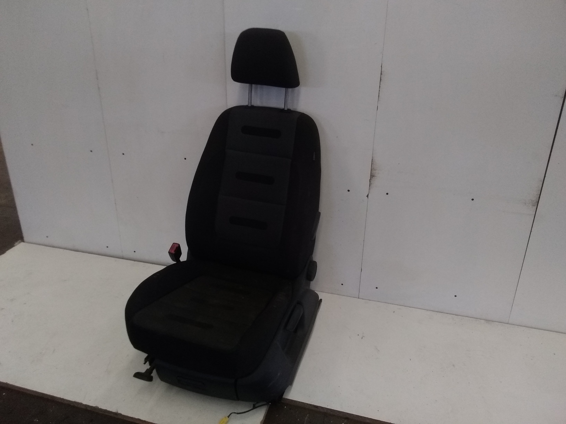 VOLKSWAGEN Tiguan 1 generation (2007-2017) Front Left Seat TIGUAN 22801308