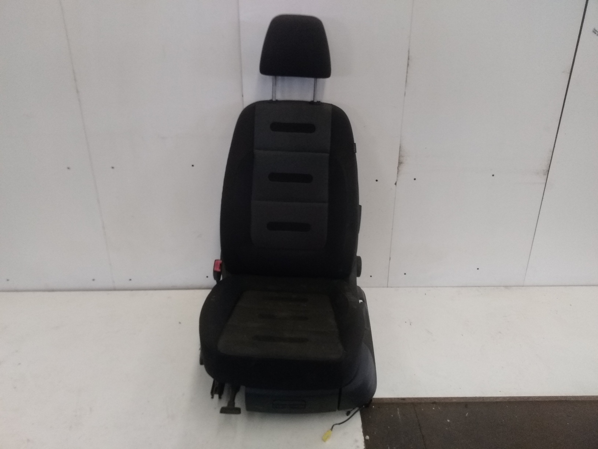 VOLKSWAGEN Tiguan 1 generation (2007-2017) Front Left Seat TIGUAN 22801308