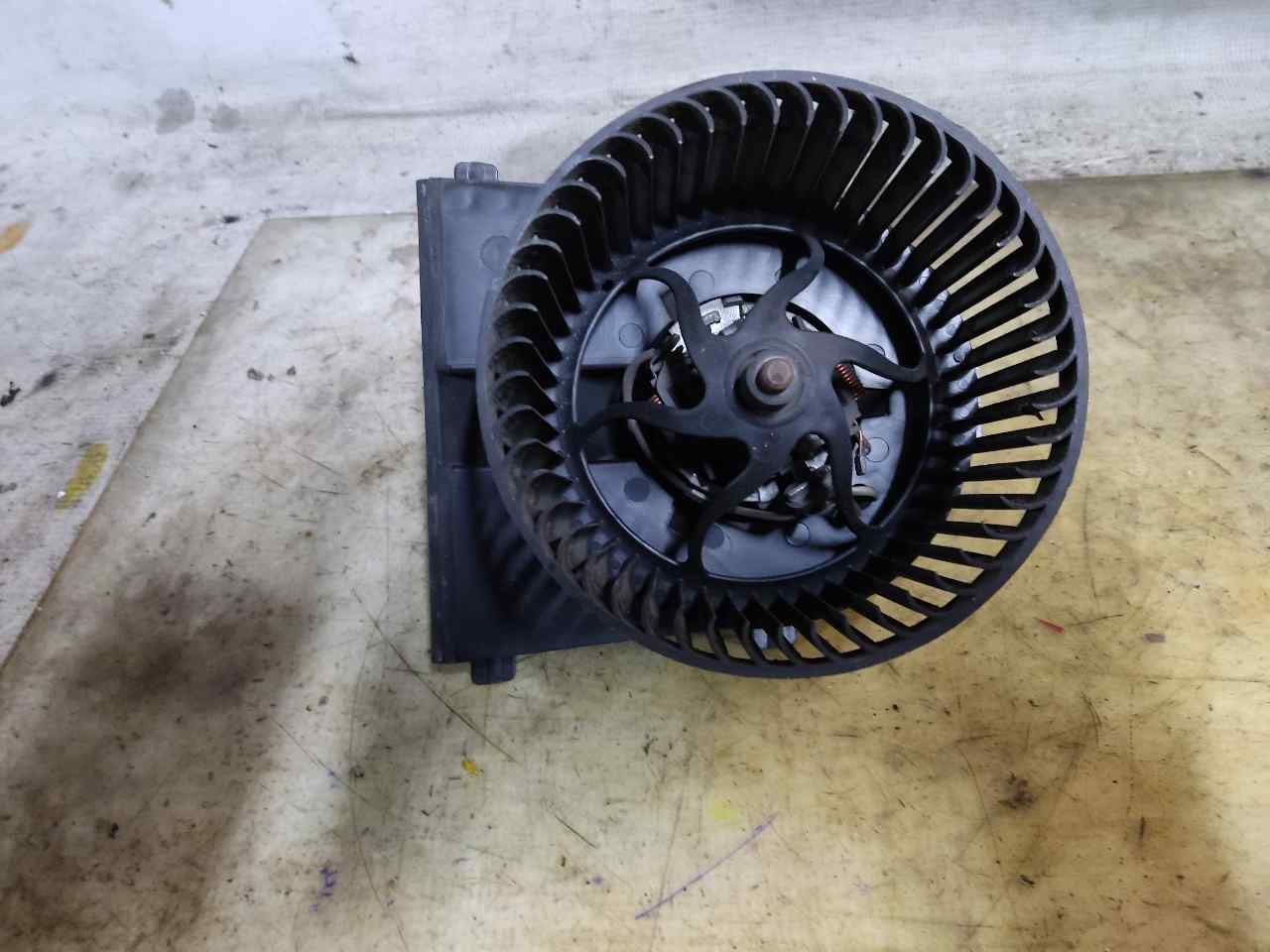 AUDI A3 8L (1996-2003) Sildītāja ventilators F667325R 24901478