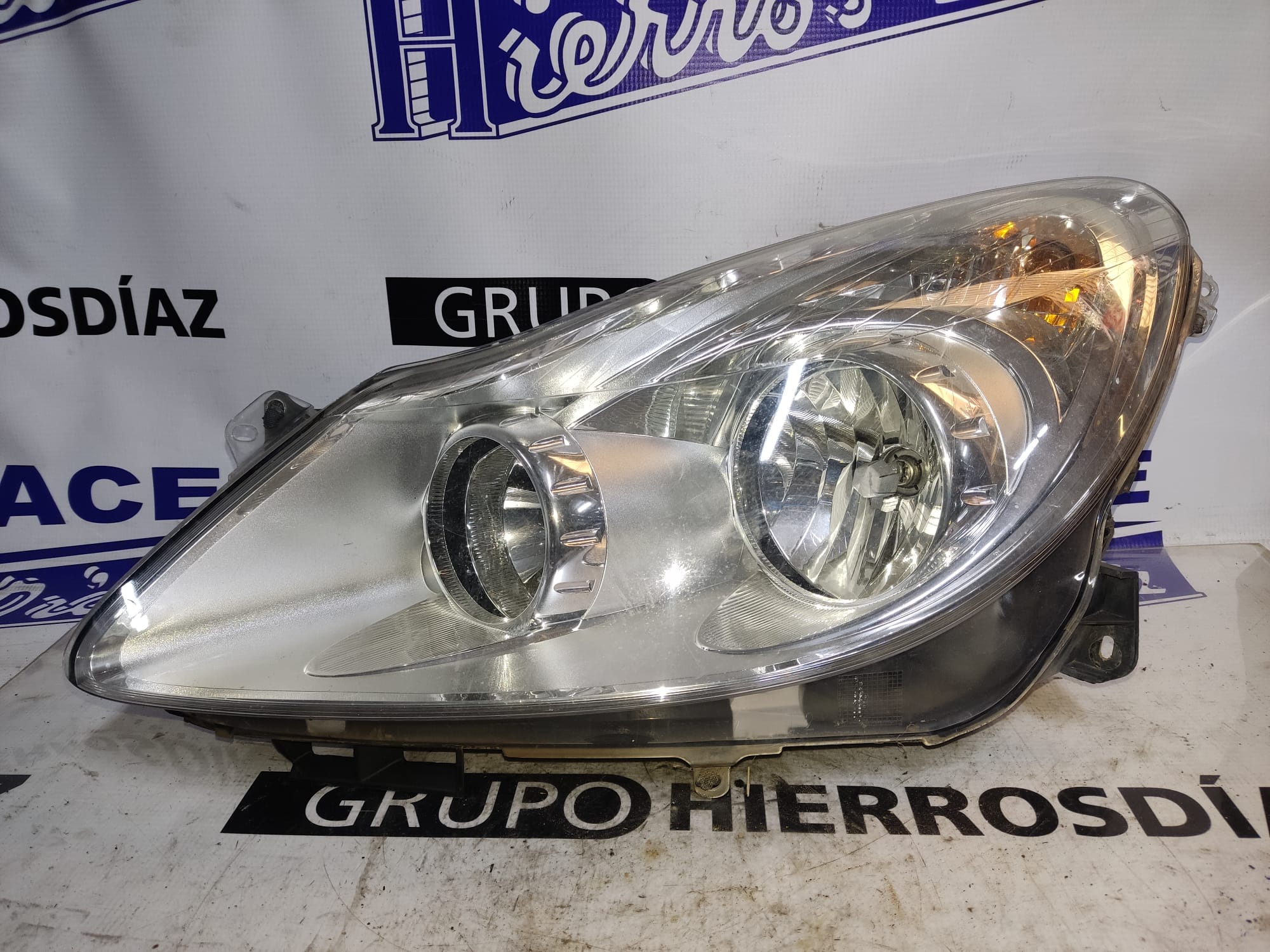 OPEL Corsa D (2006-2020) Front Left Headlight ESTANTERÍA2 24892823