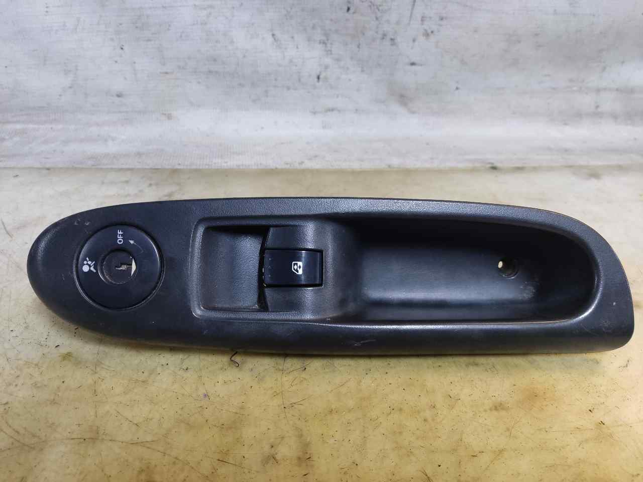 RENAULT Clio 3 generation (2005-2012) Priekinių dešinių durų langų pakėlimo mygtukai 8209984005, ESTANTERÍA55 24899890