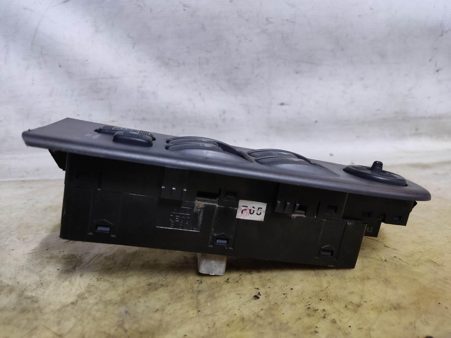 HYUNDAI Trajet 1 generation (2000-2007) Front Left Door Window Switch 620W03030 24897260