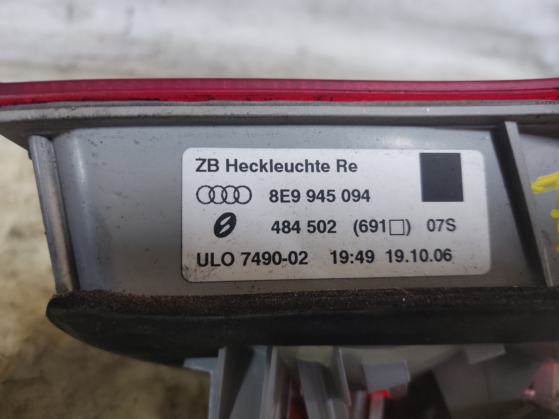 AUDI A4 B7/8E (2004-2008) Oikea takavalo 8E9945094 24935101