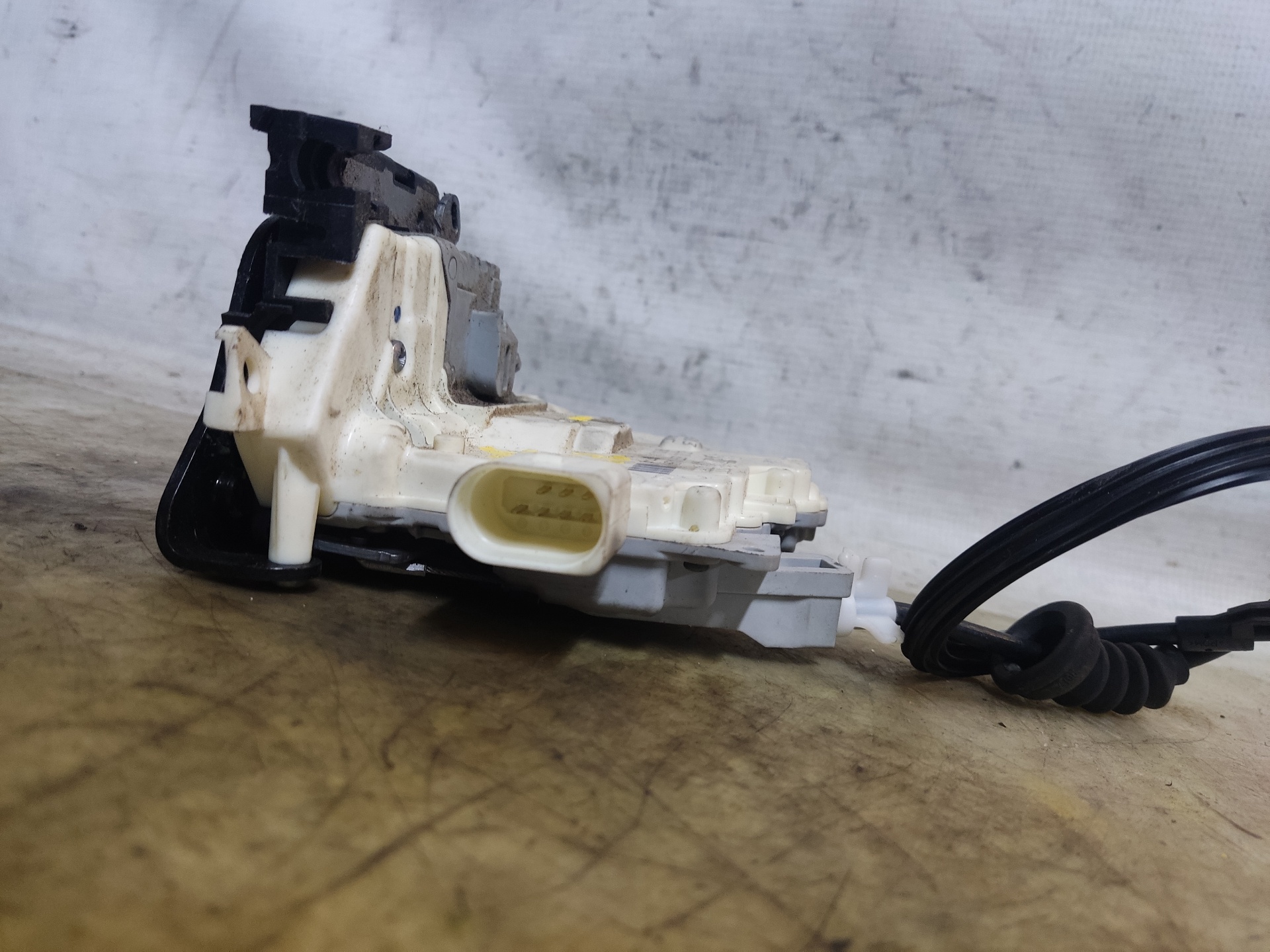 VOLKSWAGEN Passat B7 (2010-2015) Front Right Door Lock 3C1837016A 24899236