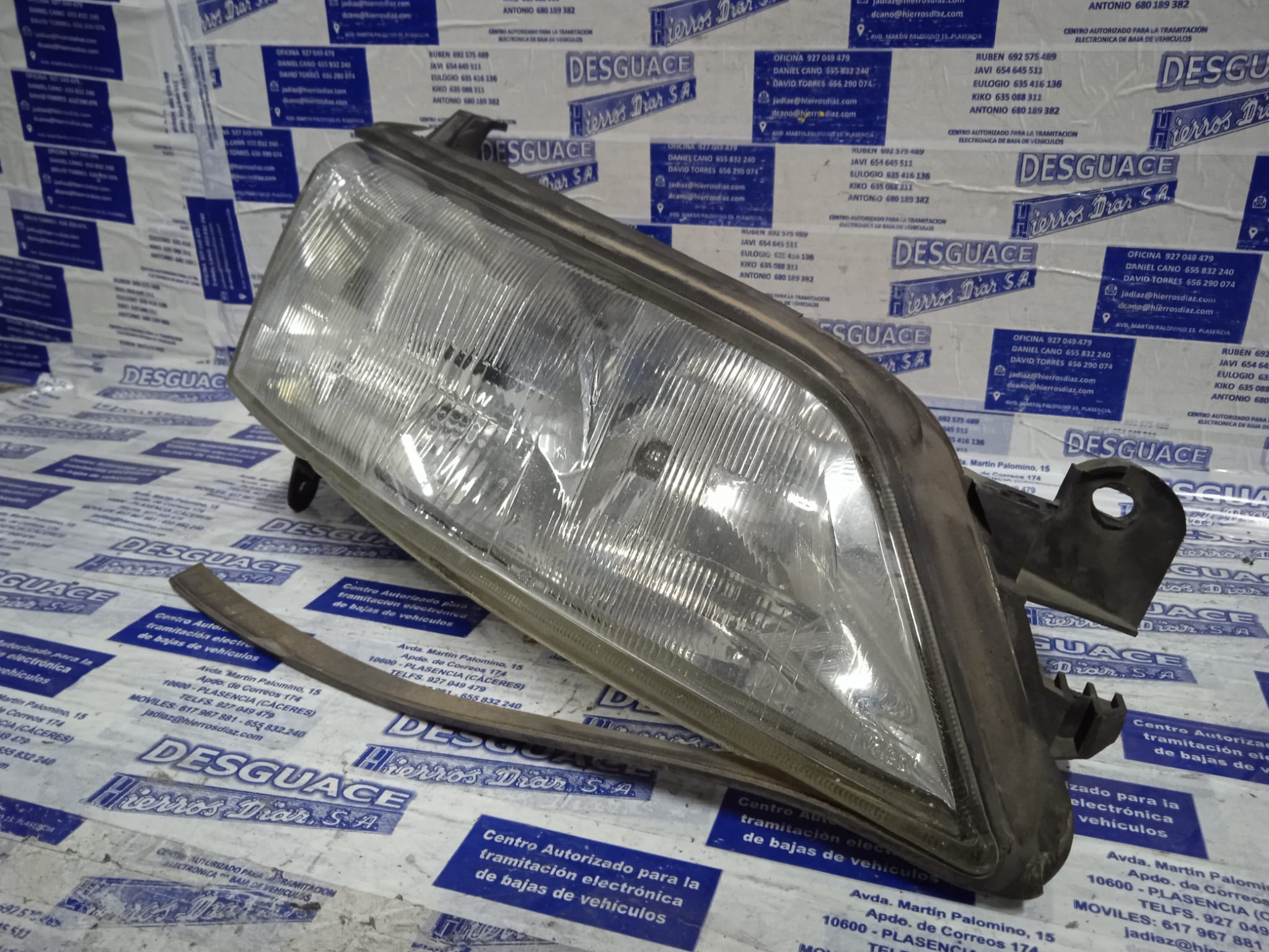 OPEL Vectra B (1995-1999) Front Right Headlight ESTANTERÍA2 24889624