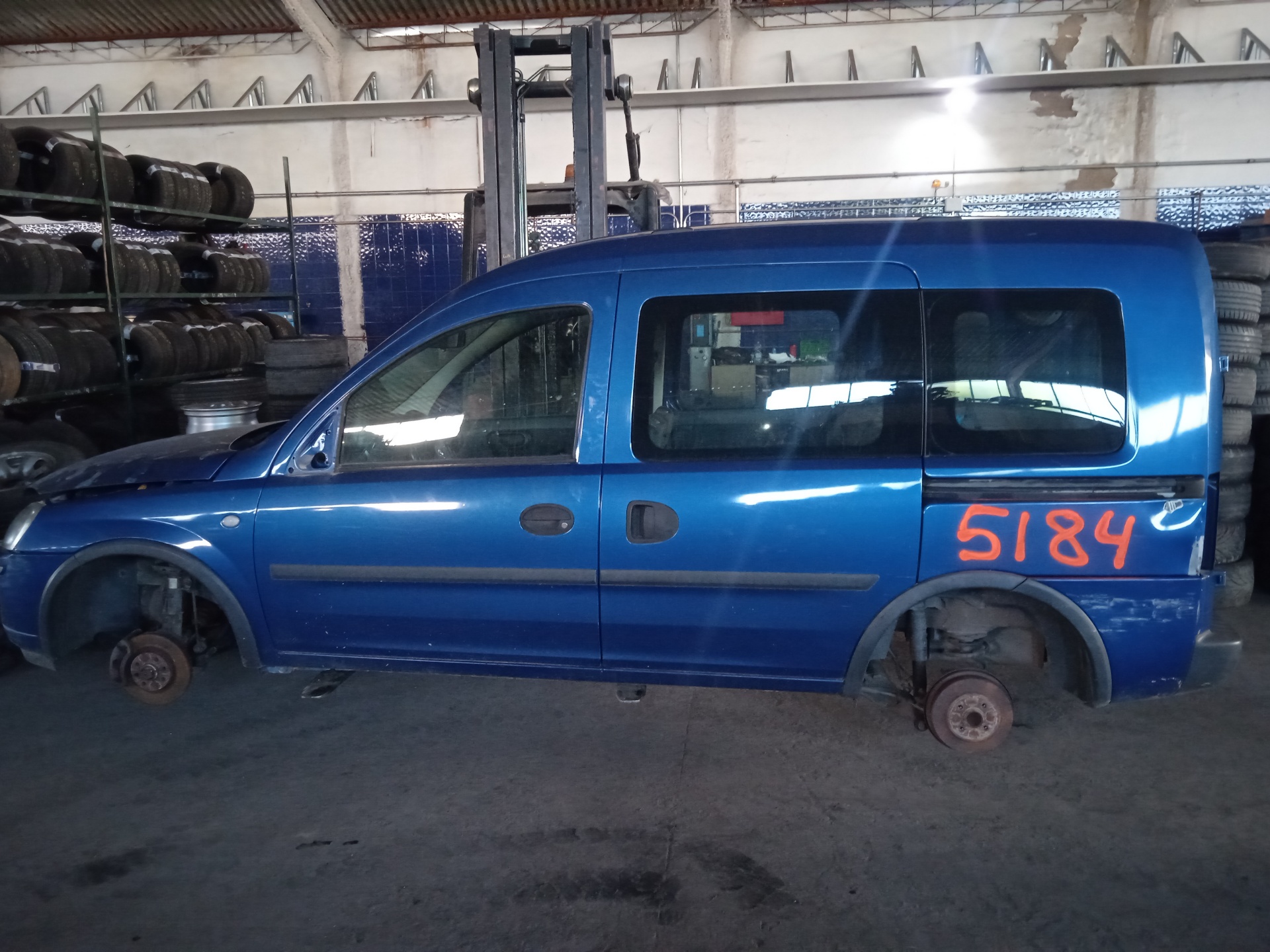 OPEL Combo C (2001-2011) Bal hátsó lámpa ESTANTERÍA2 24889487