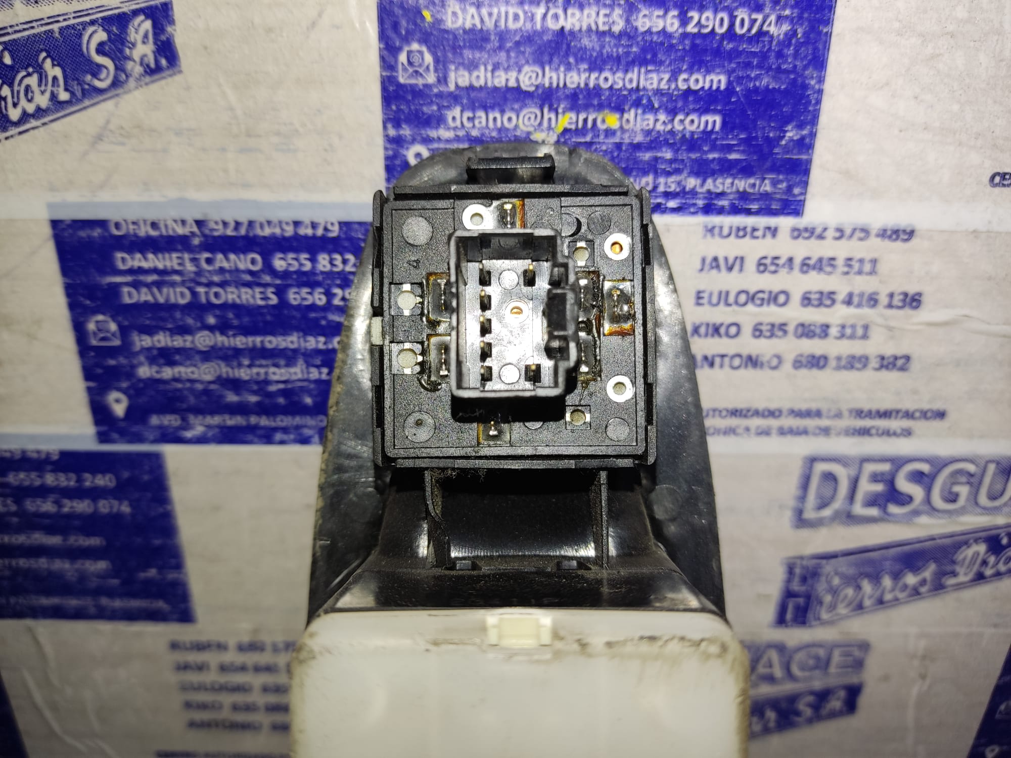 HYUNDAI Accent LC (1999-2013) Front Left Door Window Switch ESTANTERÍA70 24886709