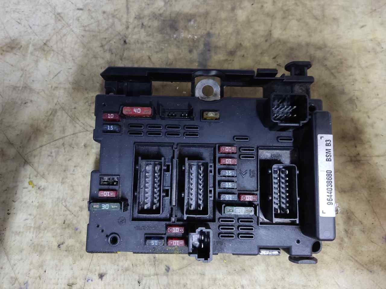 PEUGEOT 307 1 generation (2001-2008) Fuse Box 9644038680 24915729