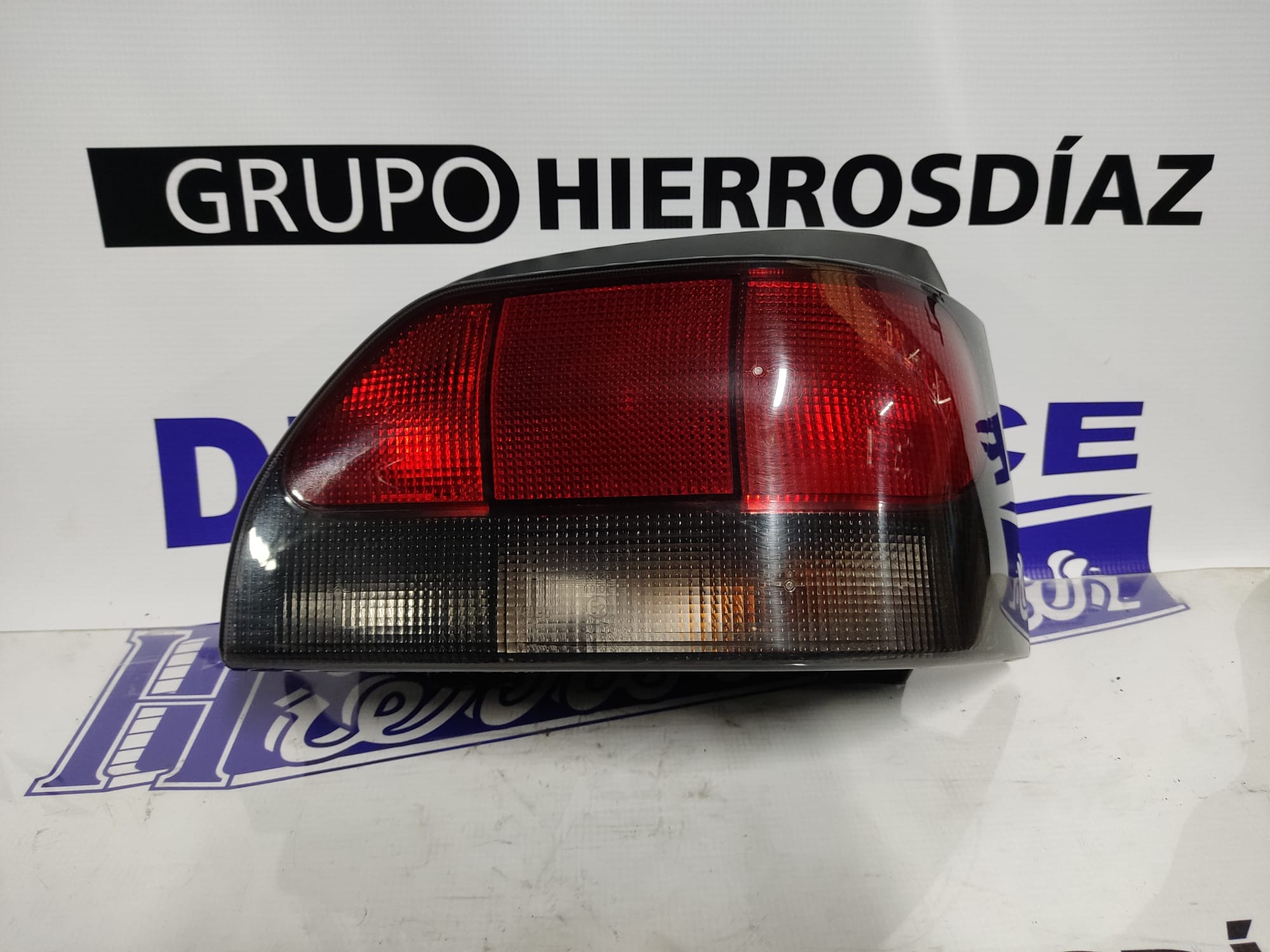 RENAULT Clio 1 generation (1990-1998) Galinis dešinys žibintas 7700827552 24915277