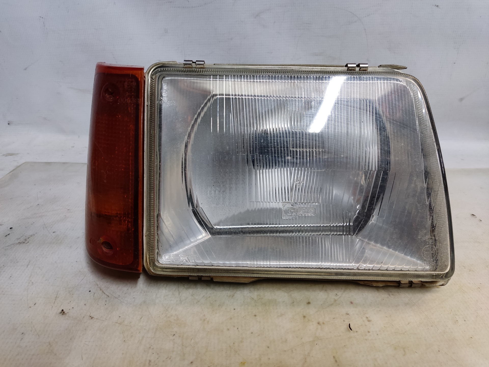 SEAT Uno 1 generation (1983-1995) Front Right Headlight ESTANTERÍA11 24895100