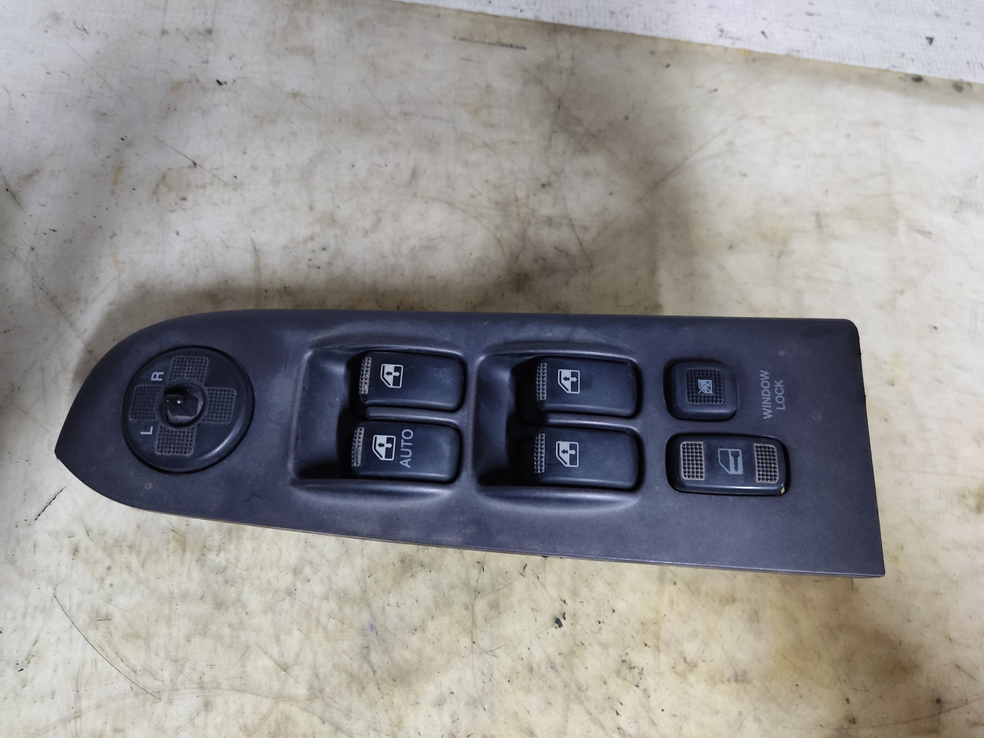 HYUNDAI Trajet 1 generation (2000-2007) Front Left Door Window Switch 620W03030 24897260