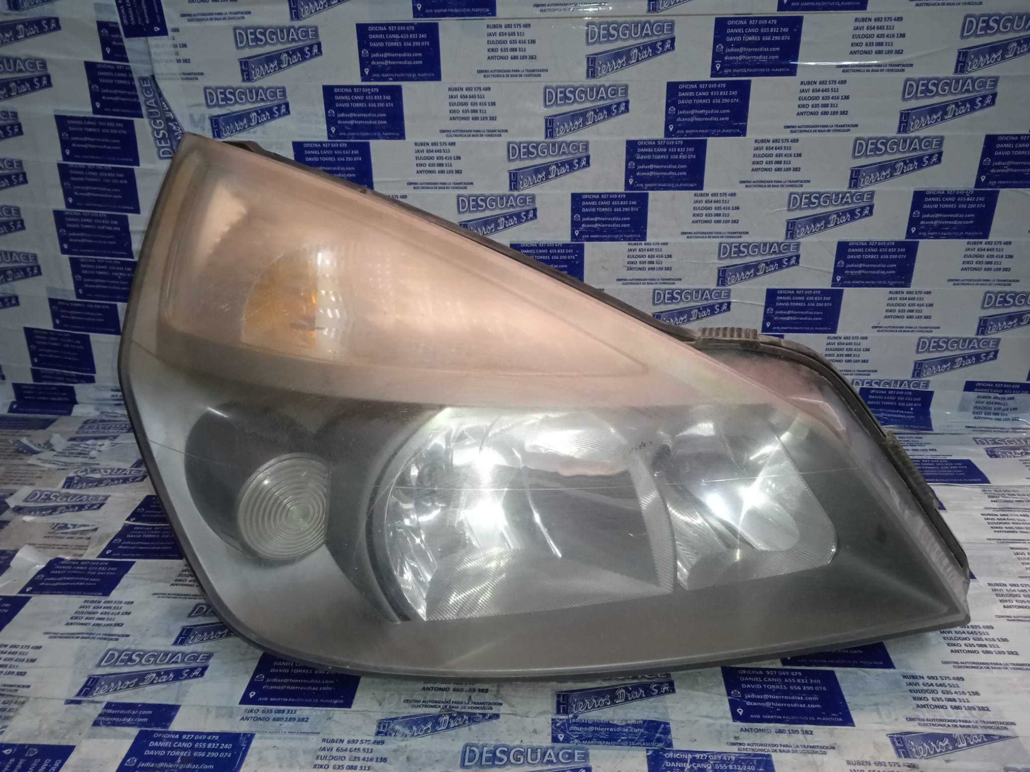 RENAULT Espace 4 generation (2002-2014) Front Right Headlight 24885117