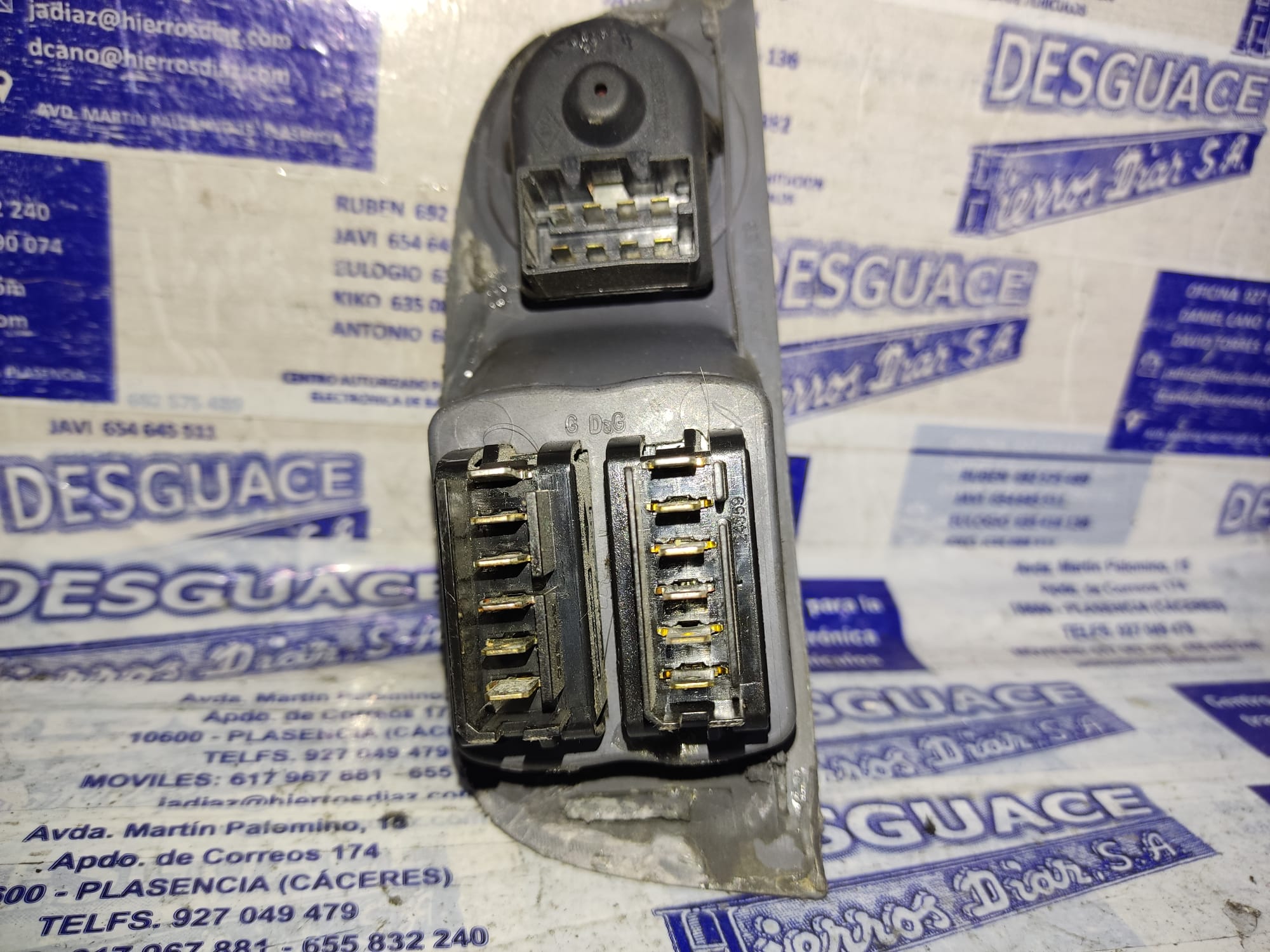 RENAULT Megane 1 generation (1995-2003) Front Left Door Window Switch ESTANTERÍA54 24890757