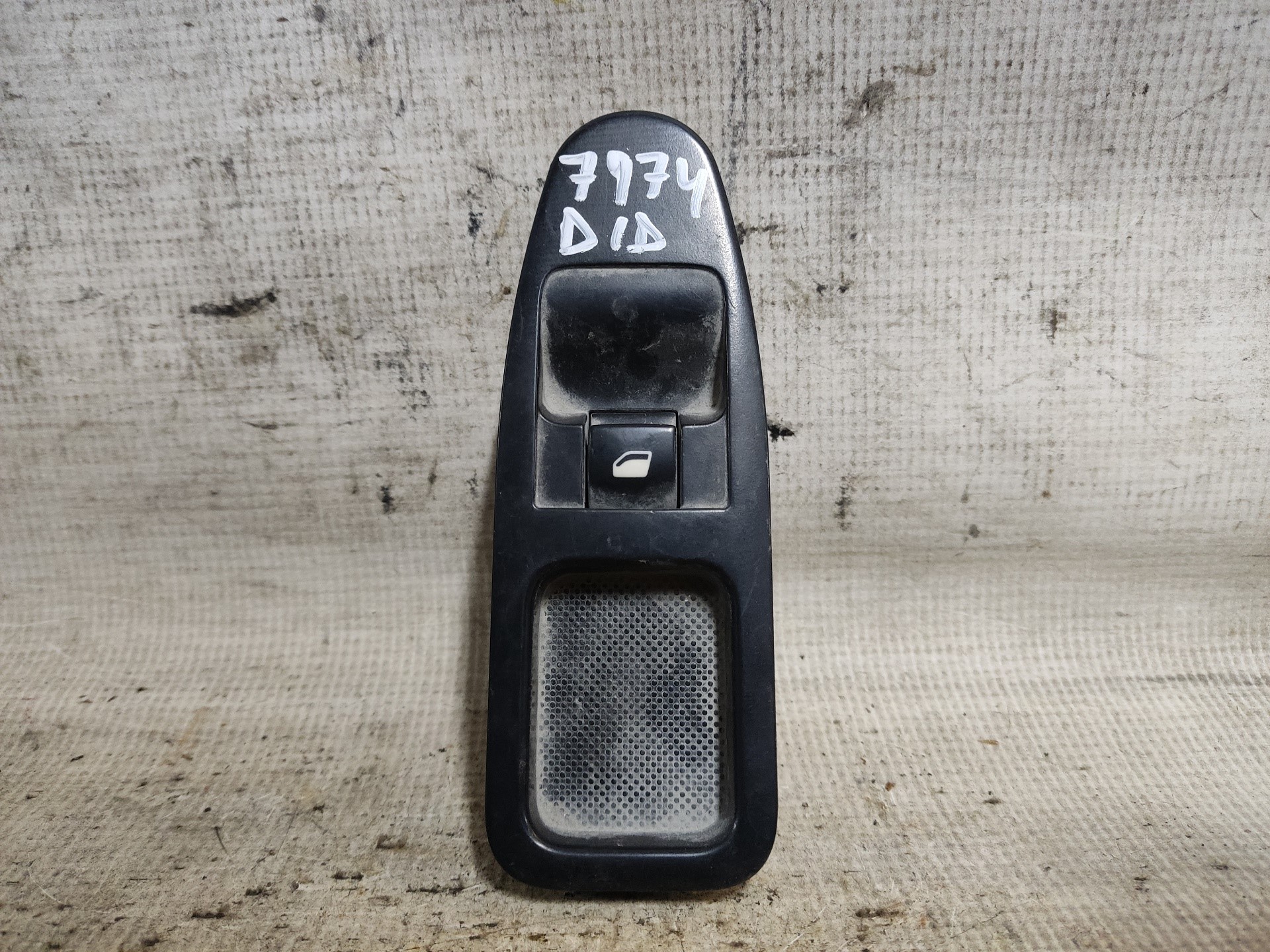 CITROËN Jumpy 2 generation (2007-2016) Кнопка стеклоподъемника передней правой двери 24902043