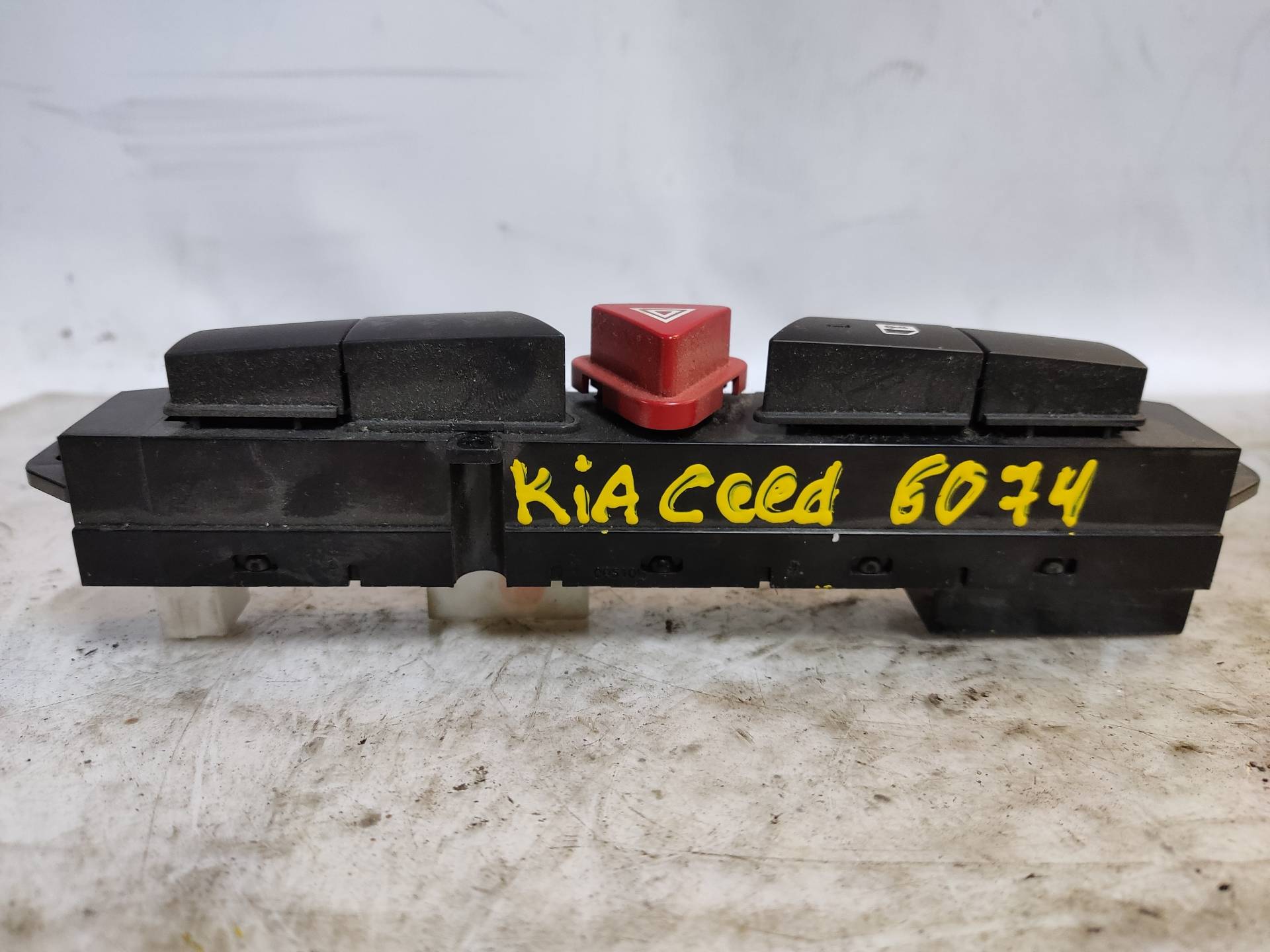 KIA Cee'd 1 generation (2007-2012) Hazard button ESTANTERÍA69 24893717