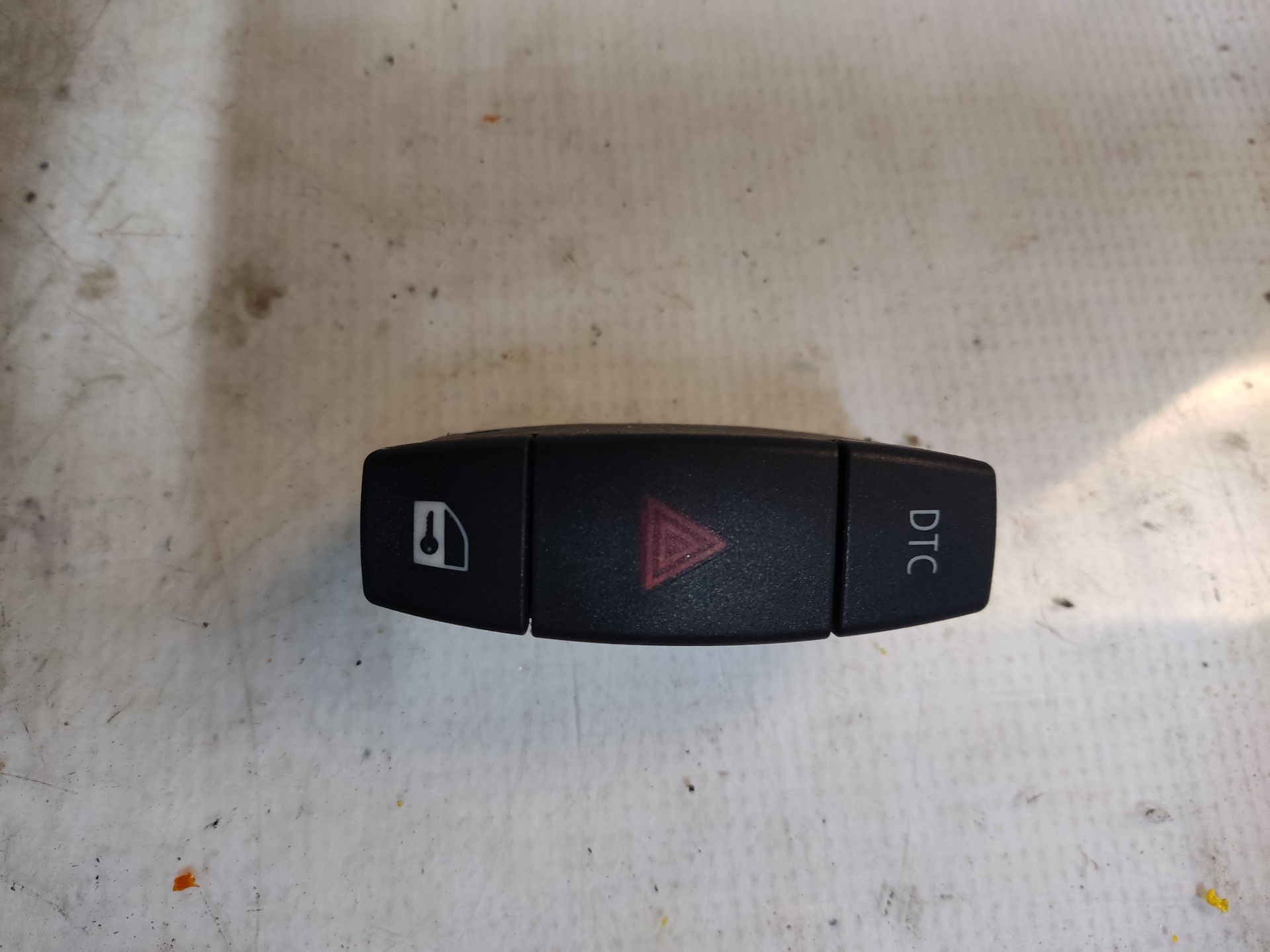 BMW 1 Series E81/E82/E87/E88 (2004-2013) Hazard button ESTANTERÍA85 24894899