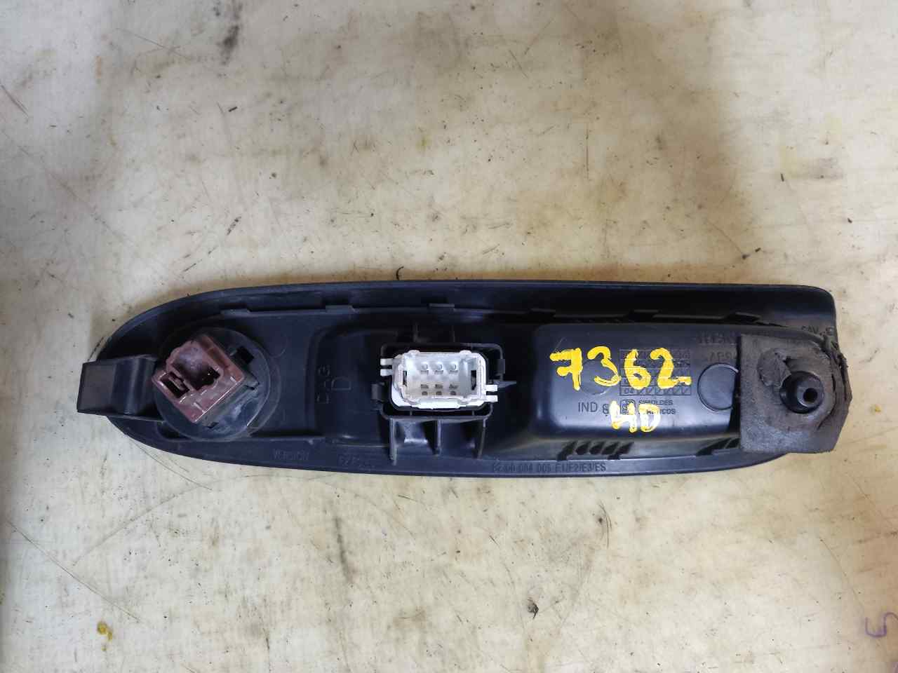 RENAULT Clio 3 generation (2005-2012) Priekinių dešinių durų langų pakėlimo mygtukai 8209984005,ESTANTERÍA55 24899890