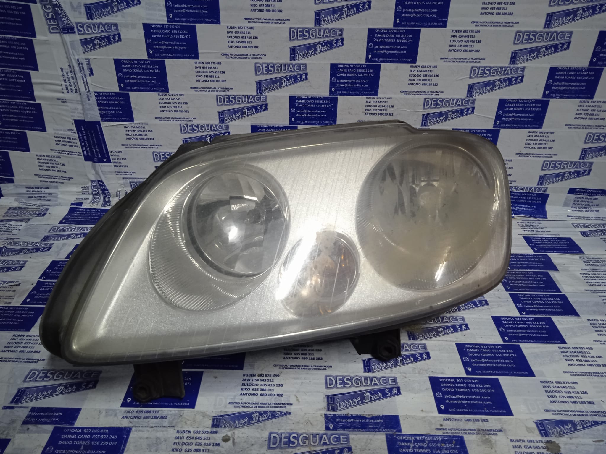 VOLKSWAGEN Caddy 3 generation (2004-2015) Phare avant gauche ESTANTERÍA14 24885742