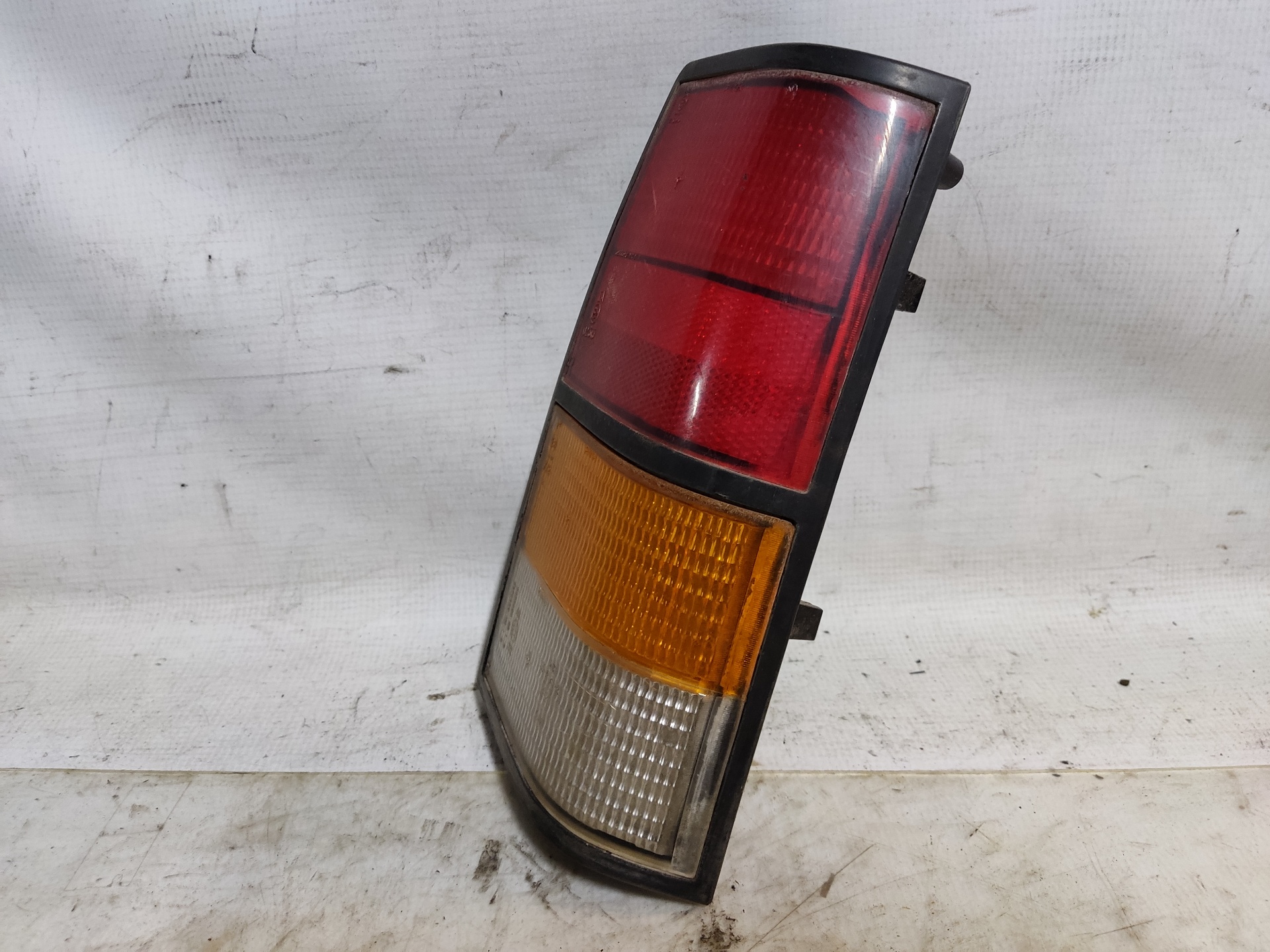 OPEL Corsa A (1982-1993) Feu arrière droit ESTANTERÍA1 24895186