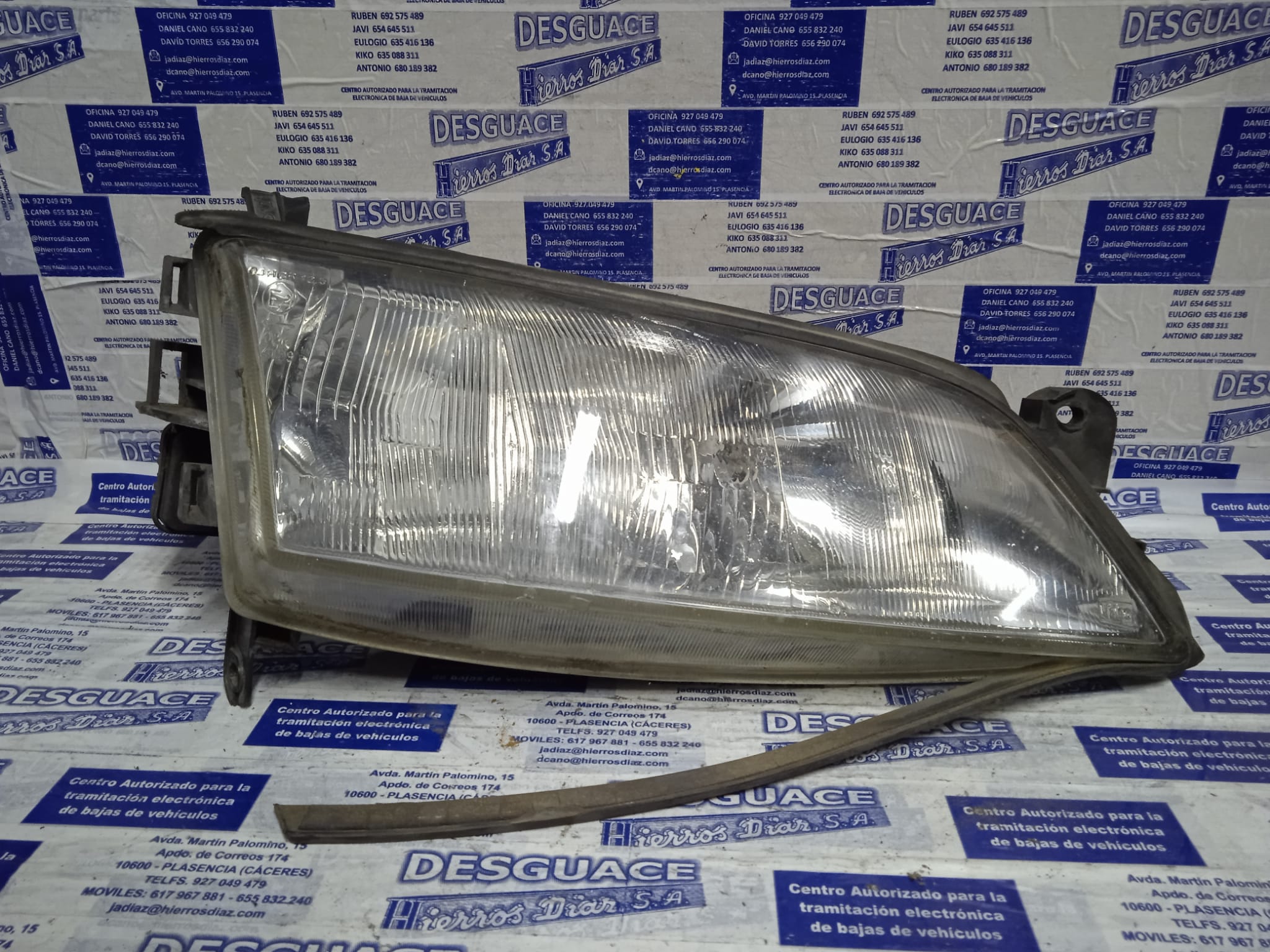 OPEL Vectra B (1995-1999) Front Right Headlight ESTANTERÍA2 24889624