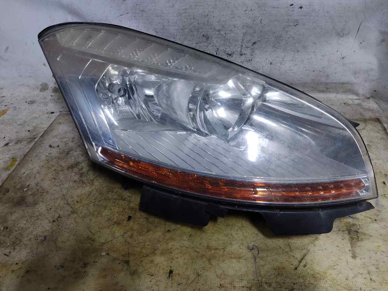 CITROËN C4 Picasso 1 generation (2006-2013) Front Right Headlight 24952349