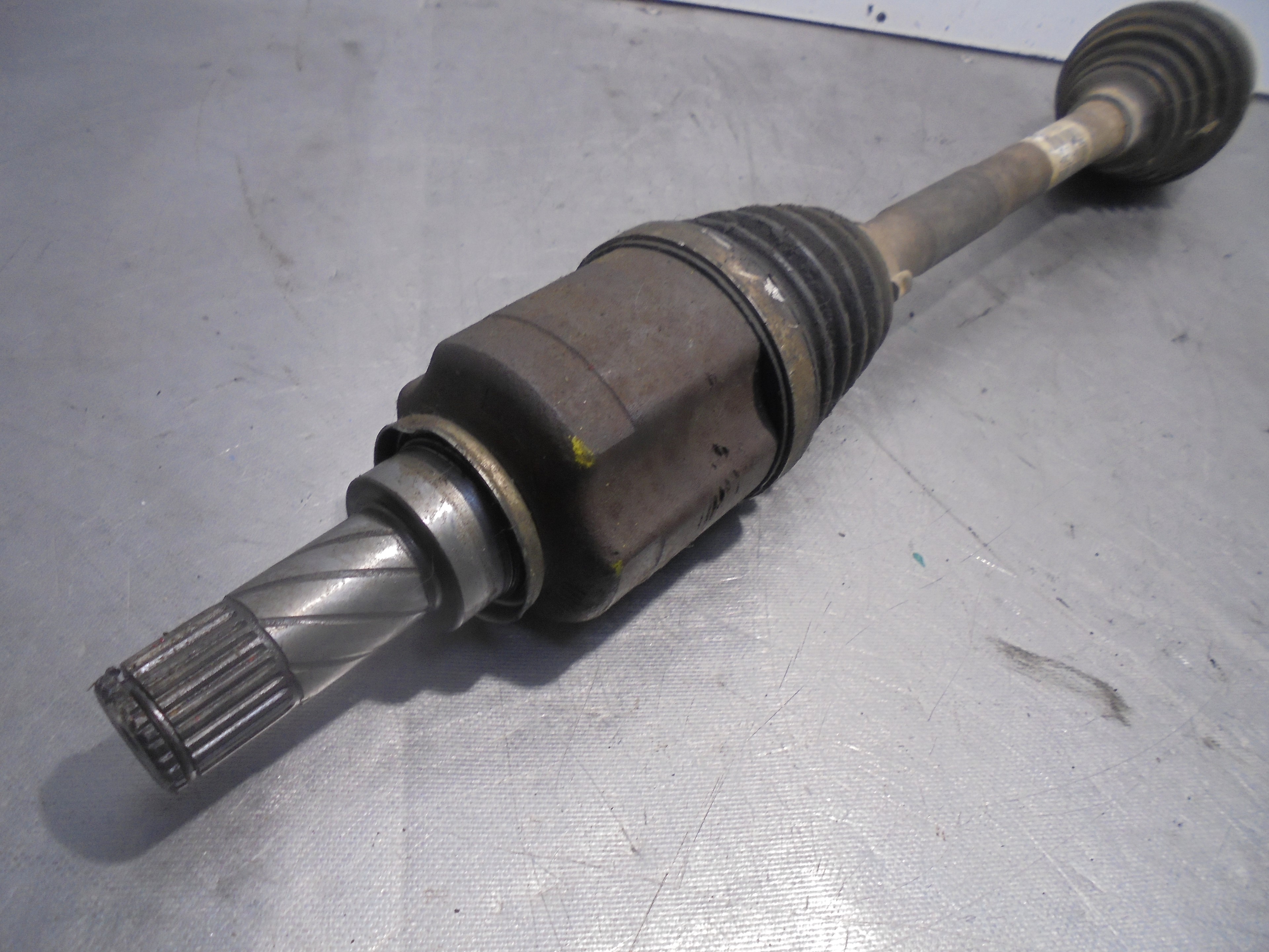 RENAULT Megane 3 generation (2008-2020) Front Left Driveshaft 8200847584 25214026