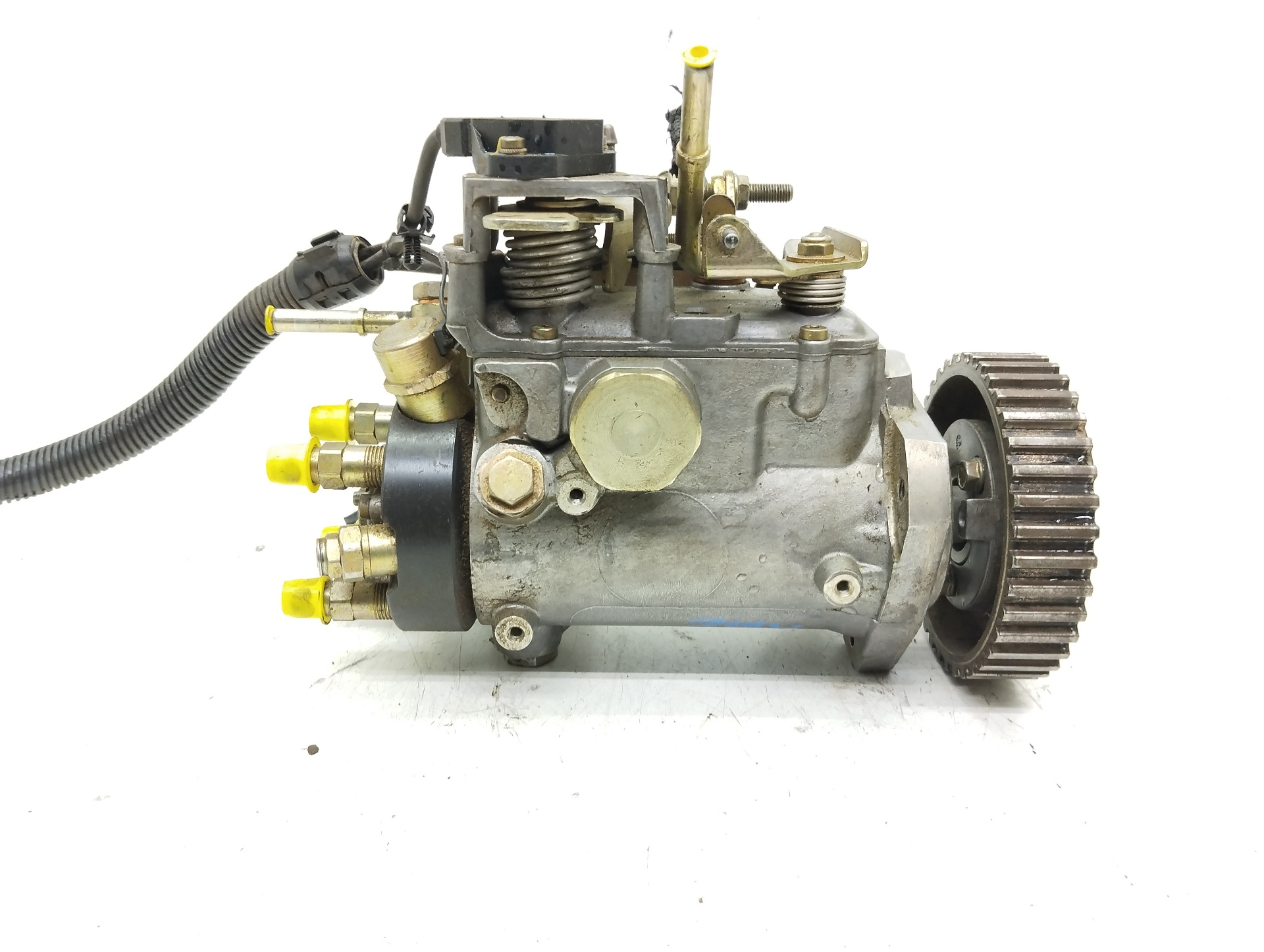 FORD Mondeo 2 generation (1996-2000) High Pressure Fuel Pump R8448B061B 25209404
