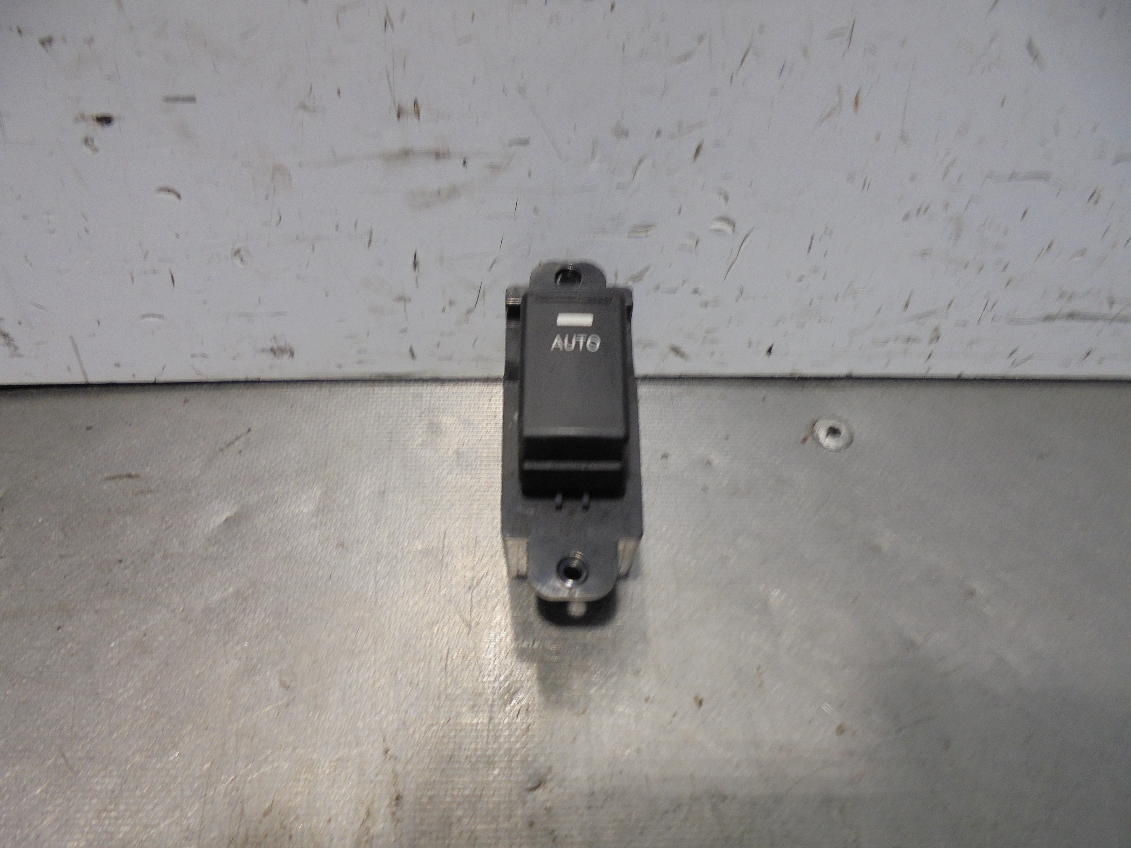KIA Sorento 1 generation (2002-2011) Κουμπί ελέγχου παραθύρου πίσω δεξιών πορτών 25075881