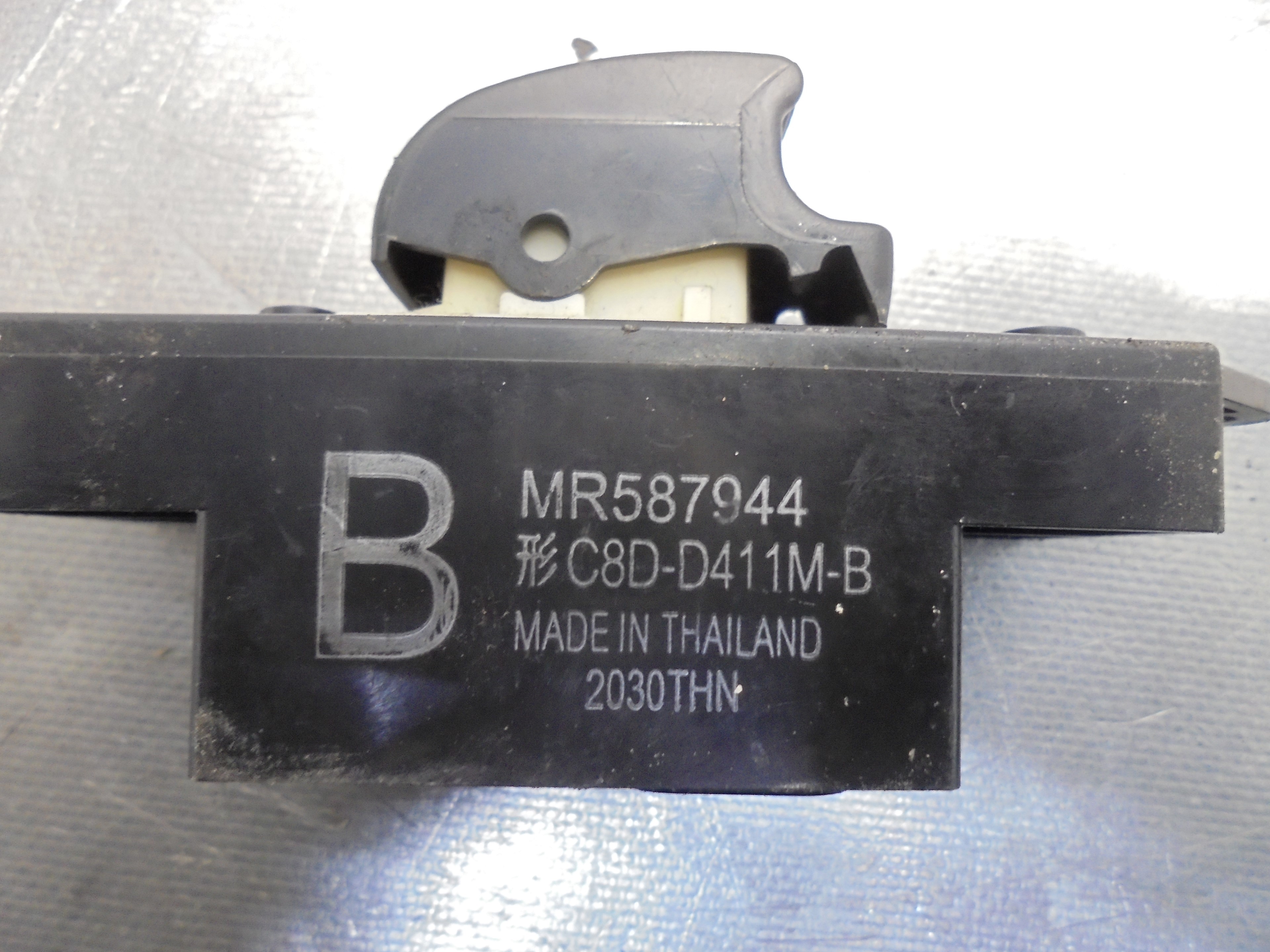 MITSUBISHI ASX 1 generation (2010-2020) Кнопка стеклоподъемника задней правой двери MR587944 23320168