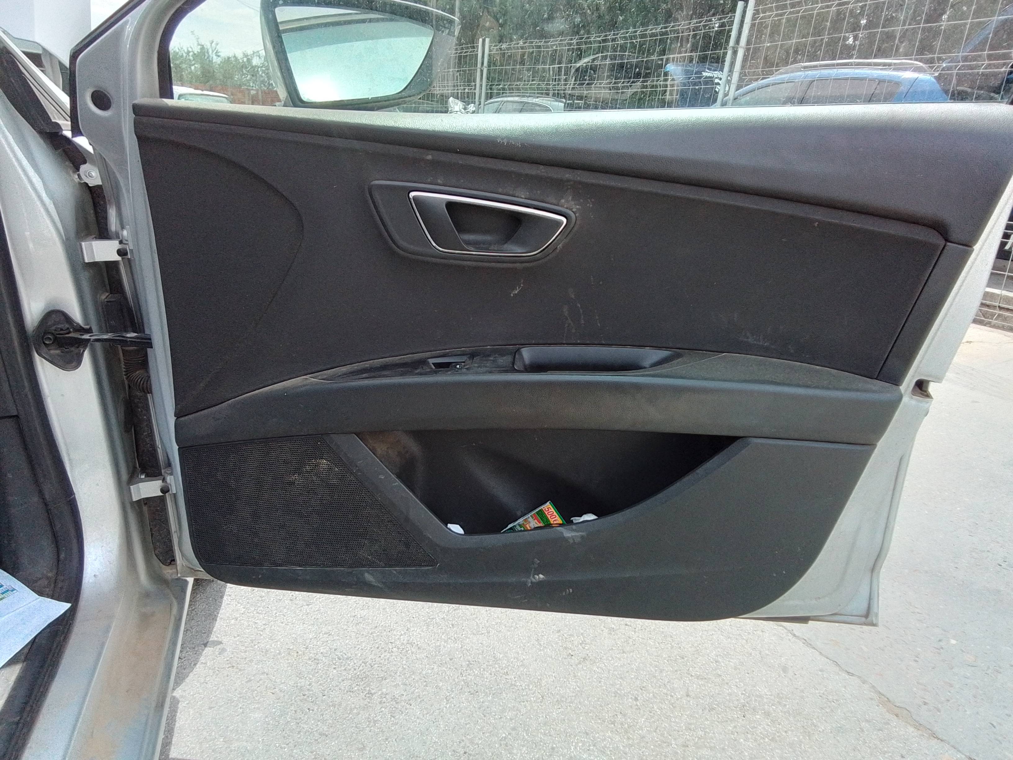 SEAT Leon 3 generation (2012-2020) Pravý predný dverový panel 5F4867132 25077838