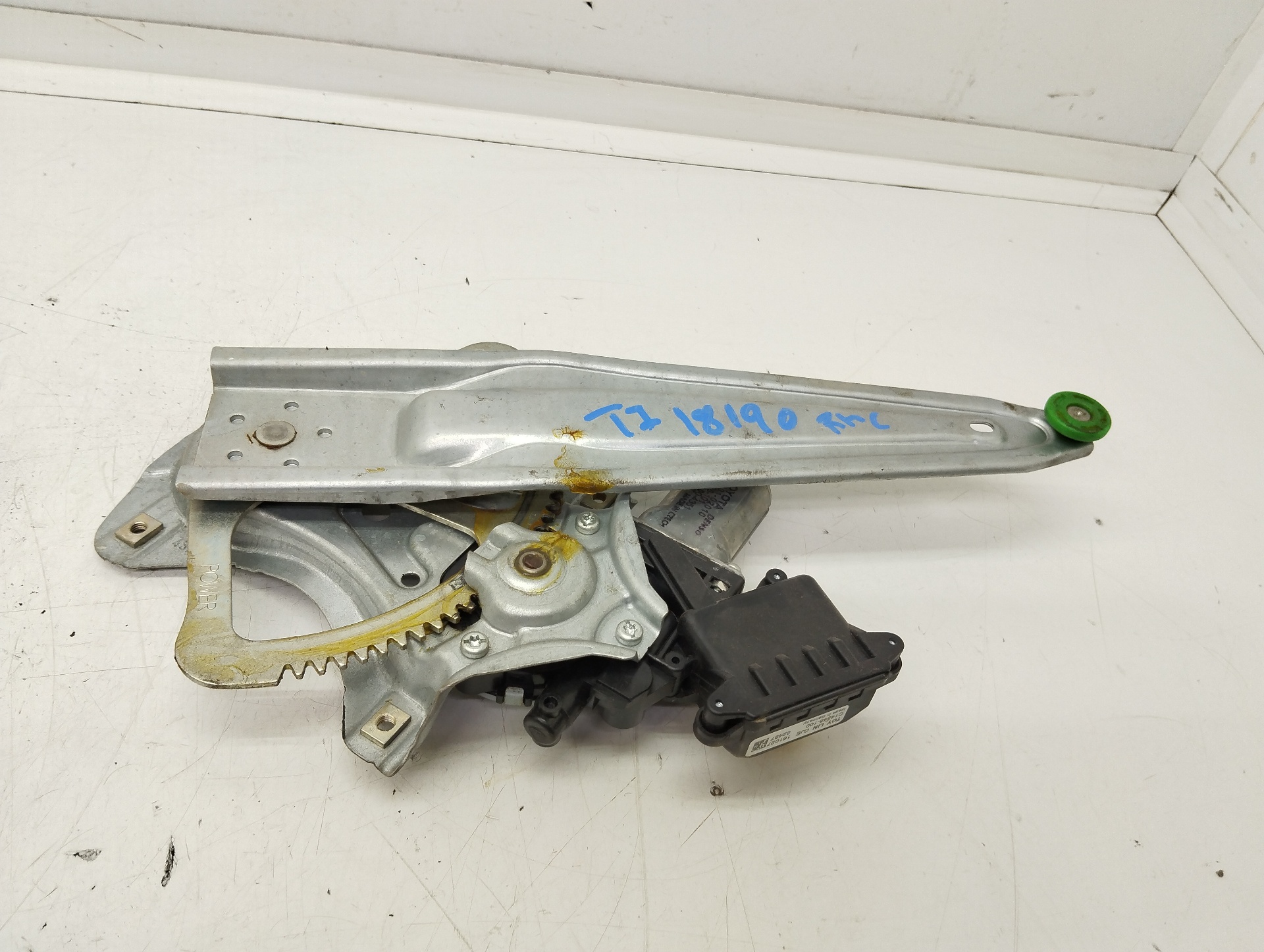 TOYOTA Auris 1 generation (2006-2012) Rear left door window lifter 8571002450 25897952